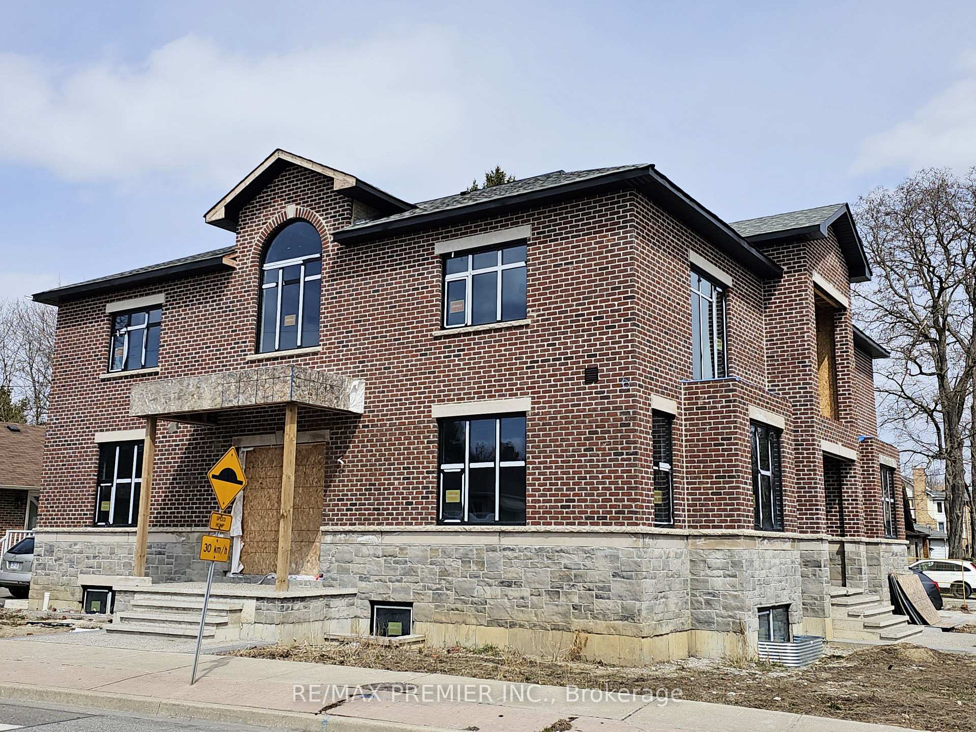 Photo 1 of 77 Clarence Street, Vaughan, West Woodbridge — HOMEH