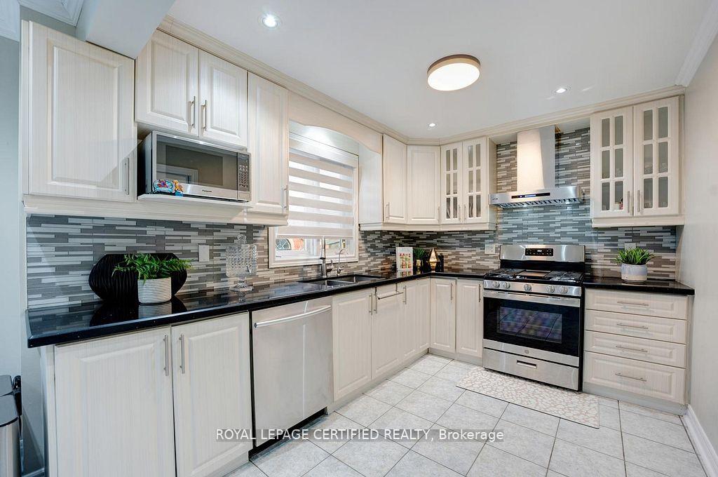 Photo 13 of 111 Letty Avenue, Brampton, Fletcher's West — HOMEH