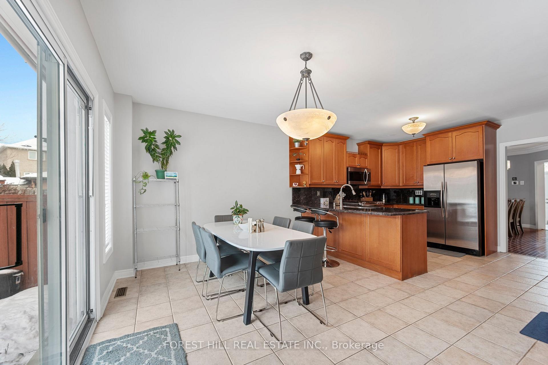 Photo 7 of 34 Regal Pine Court, Vaughan, Maple — HOMEH