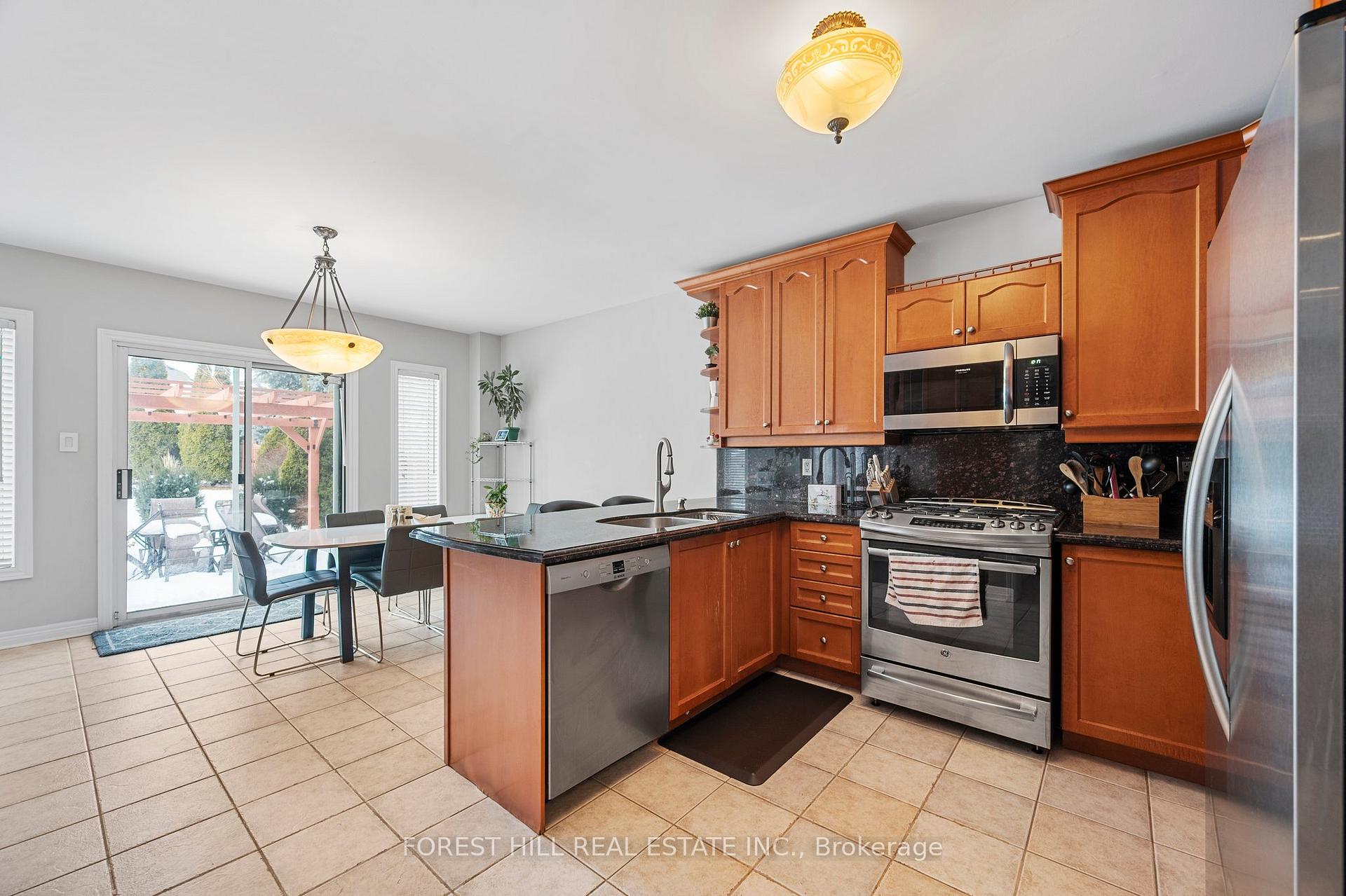Photo 8 of 34 Regal Pine Court, Vaughan, Maple — HOMEH