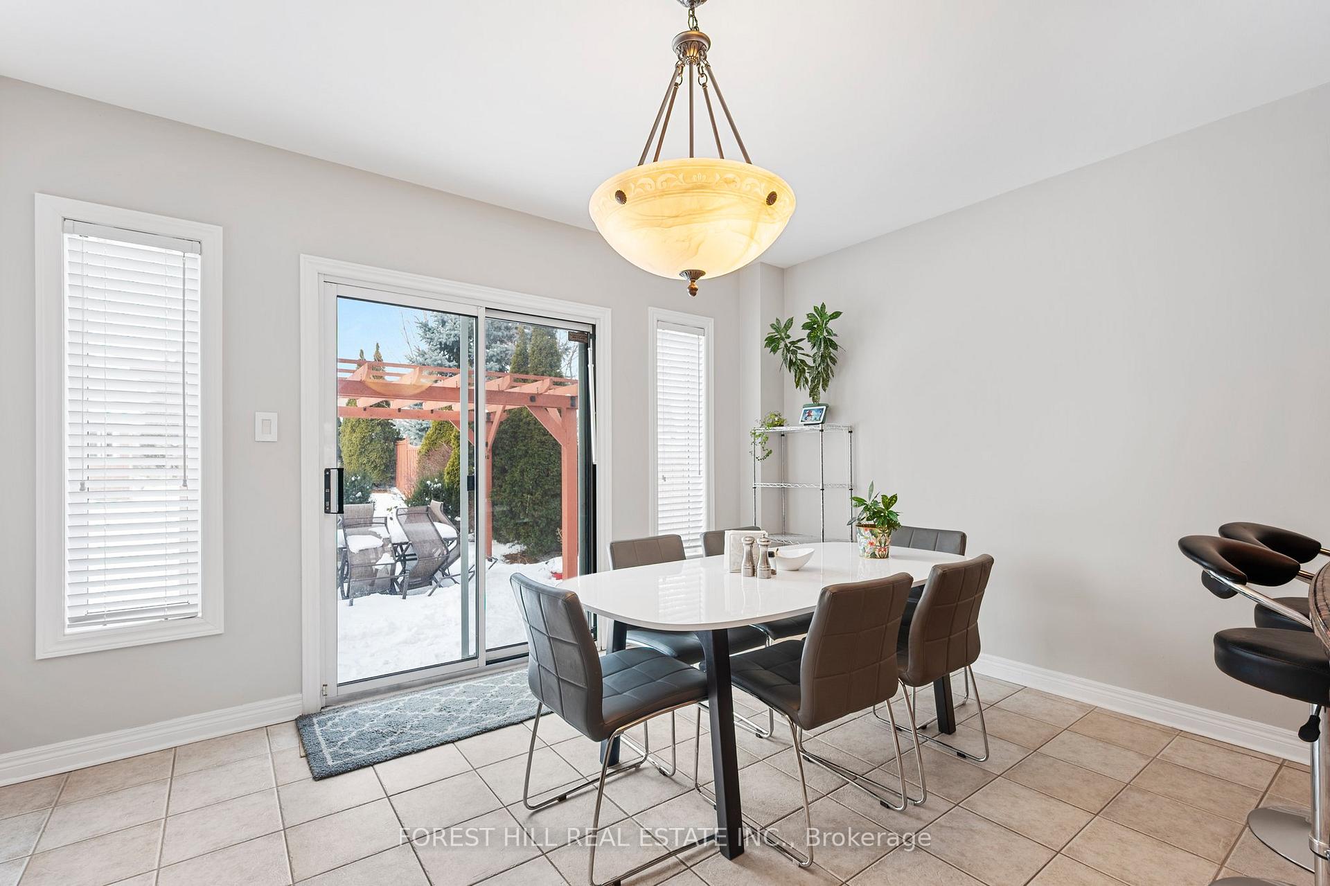 Photo 10 of 34 Regal Pine Court, Vaughan, Maple — HOMEH