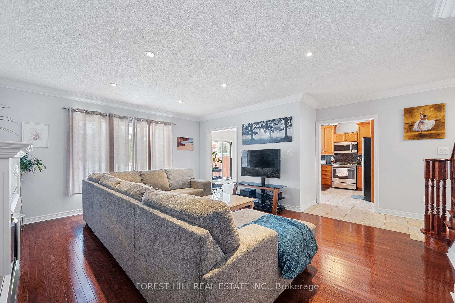 Photo 11 of 34 Regal Pine Court, Vaughan, Maple — HOMEH