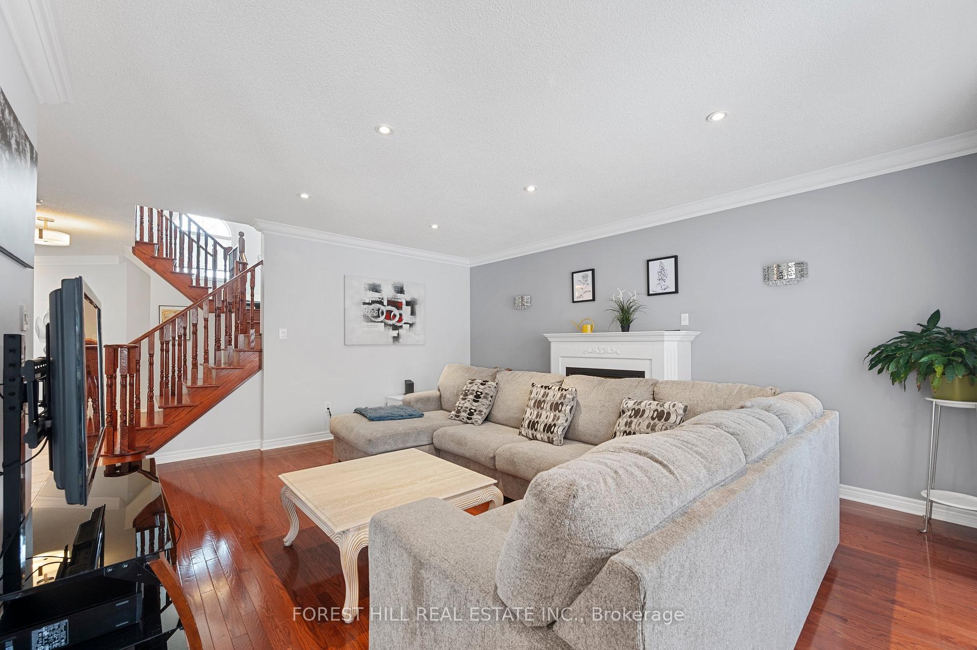 Photo 12 of 34 Regal Pine Court, Vaughan, Maple — HOMEH