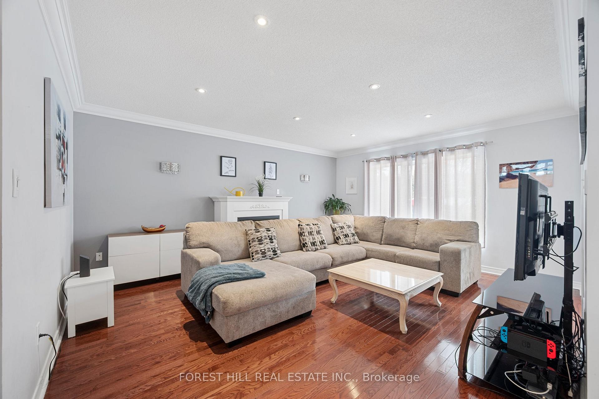 Photo 13 of 34 Regal Pine Court, Vaughan, Maple — HOMEH