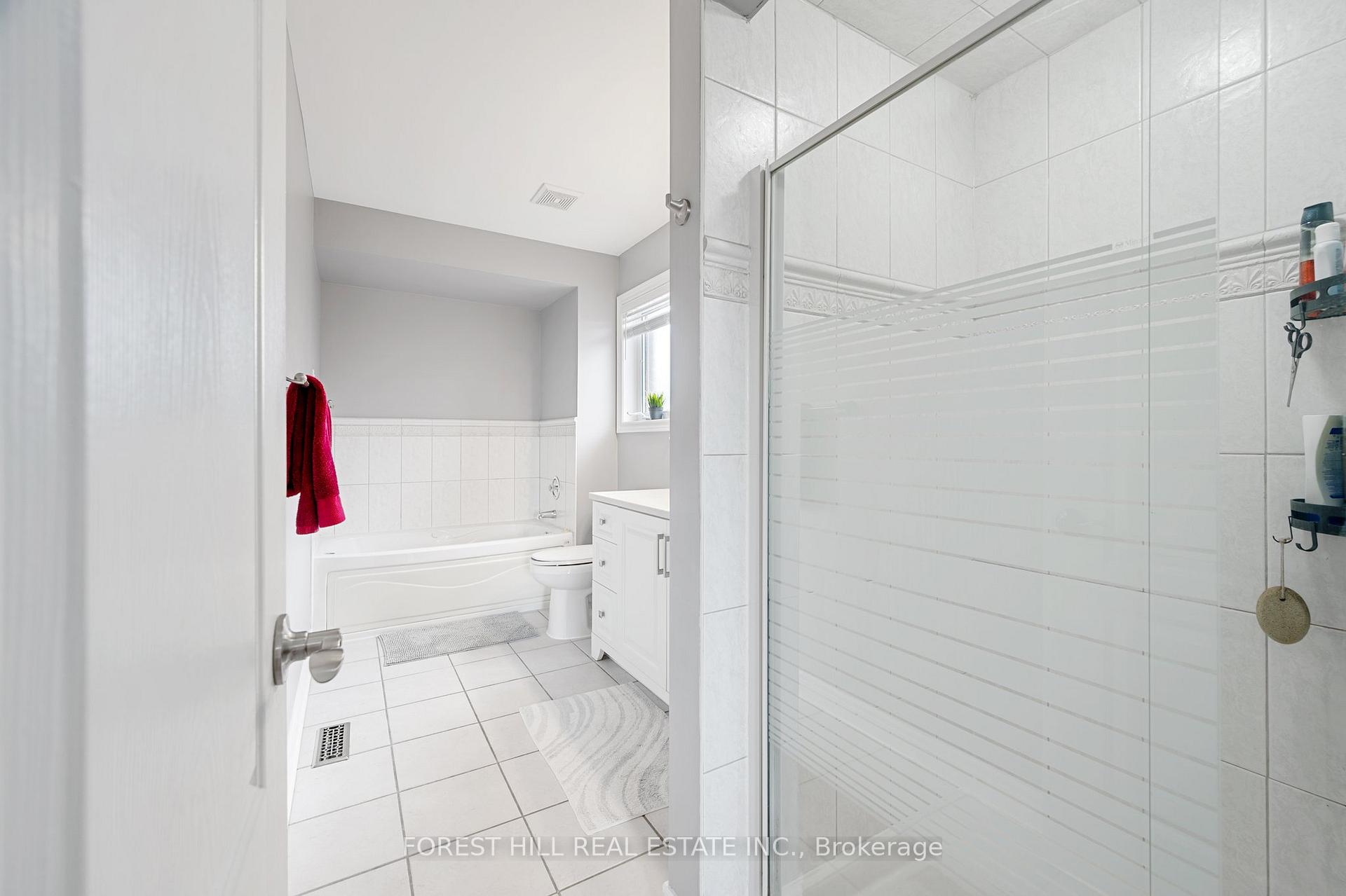 Photo 20 of 34 Regal Pine Court, Vaughan, Maple — HOMEH