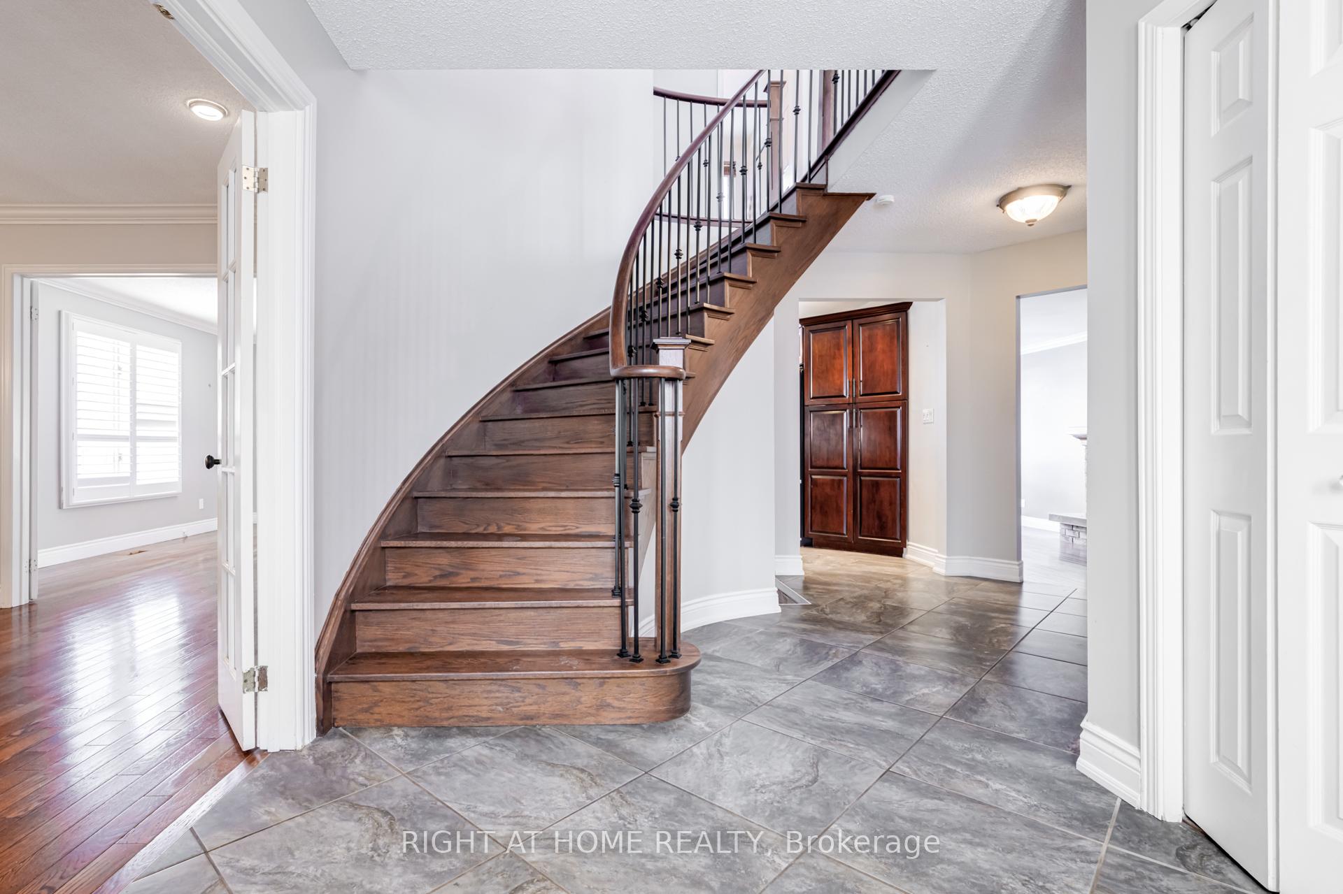 Photo 5 of 1023 Peggoty Circle, Oshawa, Eastdale — HOMEH