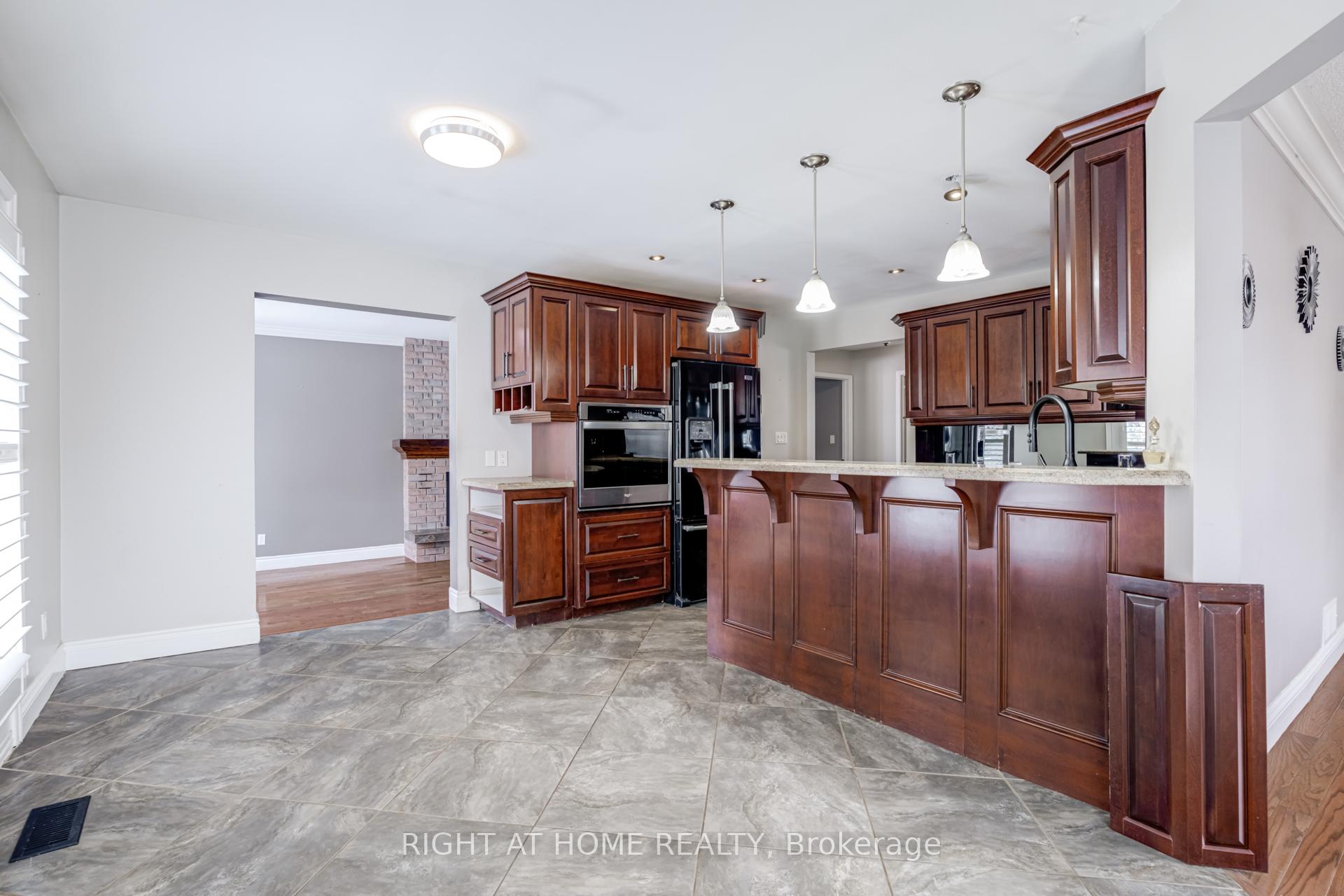 Photo 11 of 1023 Peggoty Circle, Oshawa, Eastdale — HOMEH