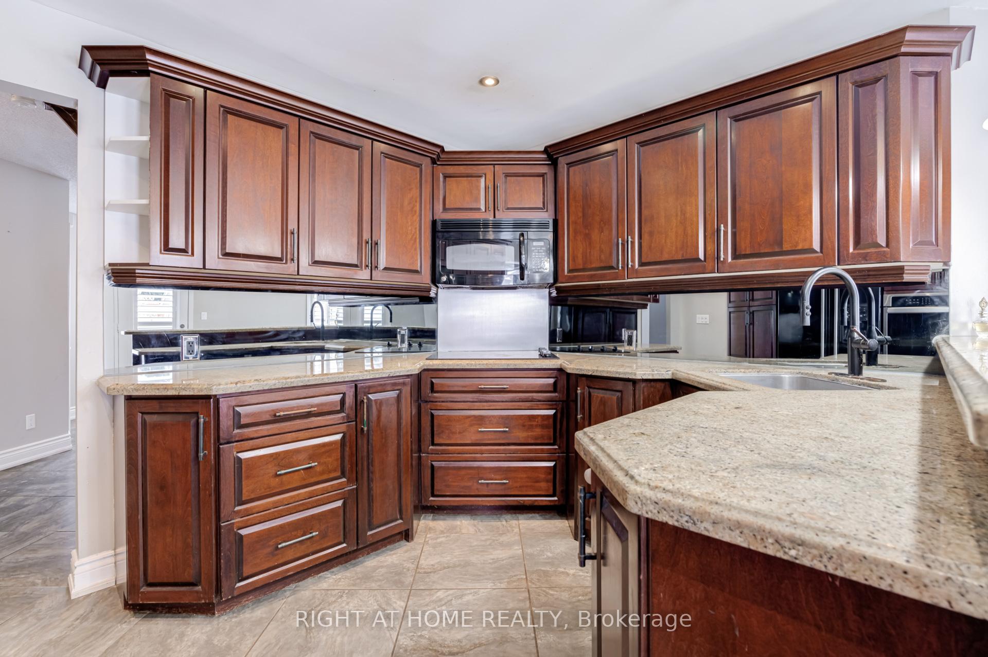 Photo 12 of 1023 Peggoty Circle, Oshawa, Eastdale — HOMEH