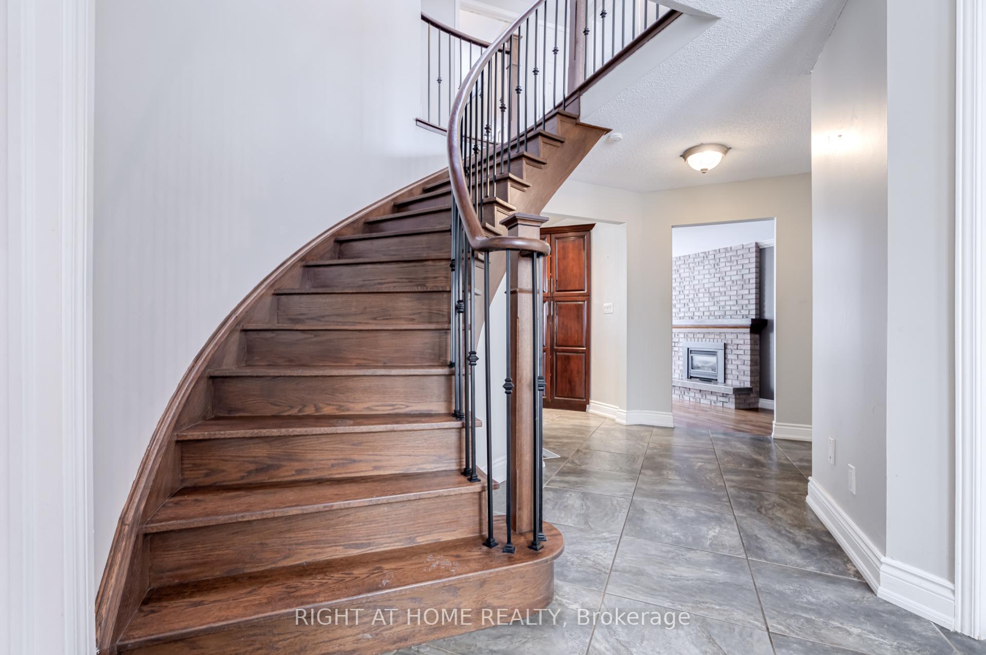 Photo 17 of 1023 Peggoty Circle, Oshawa, Eastdale — HOMEH