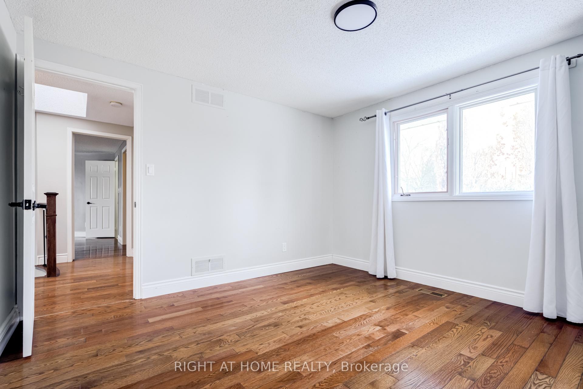 Photo 19 of 1023 Peggoty Circle, Oshawa, Eastdale — HOMEH