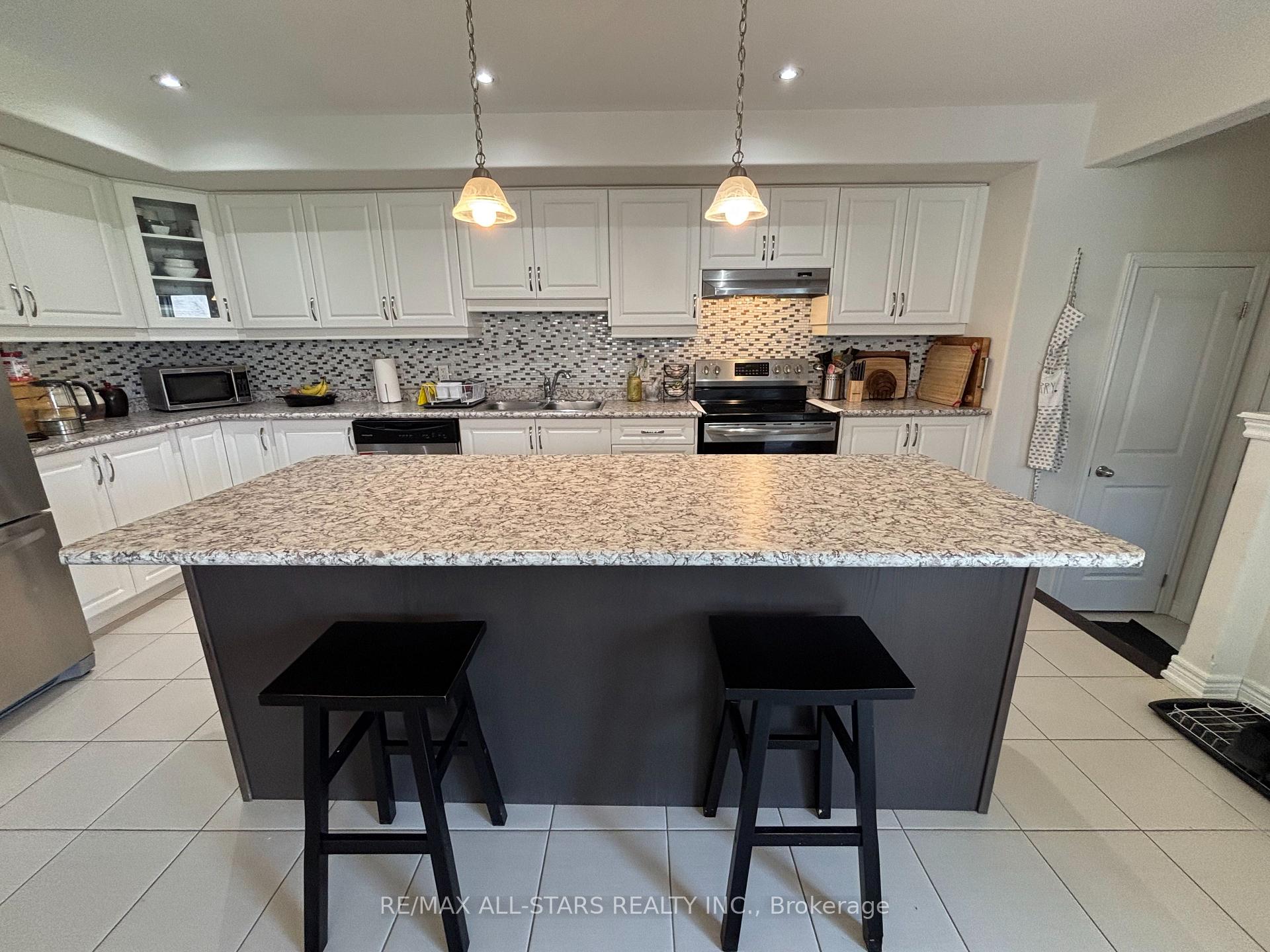 Photo 8 of 845 Broadway Boulevard, Peterborough, Northcrest Ward 5 — HOMEH