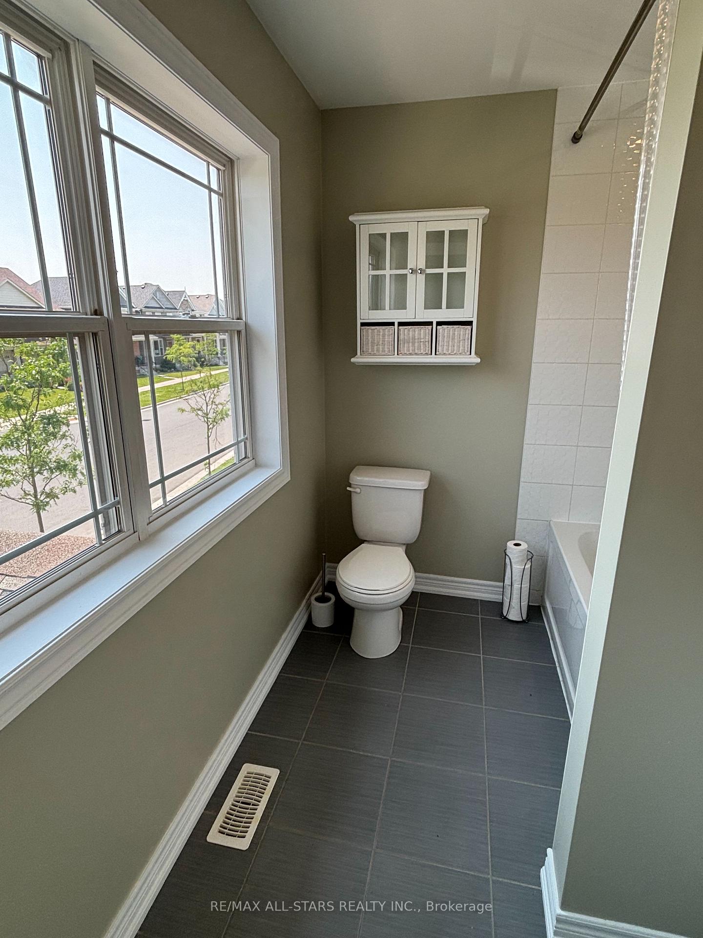 Photo 12 of 845 Broadway Boulevard, Peterborough, Northcrest Ward 5 — HOMEH