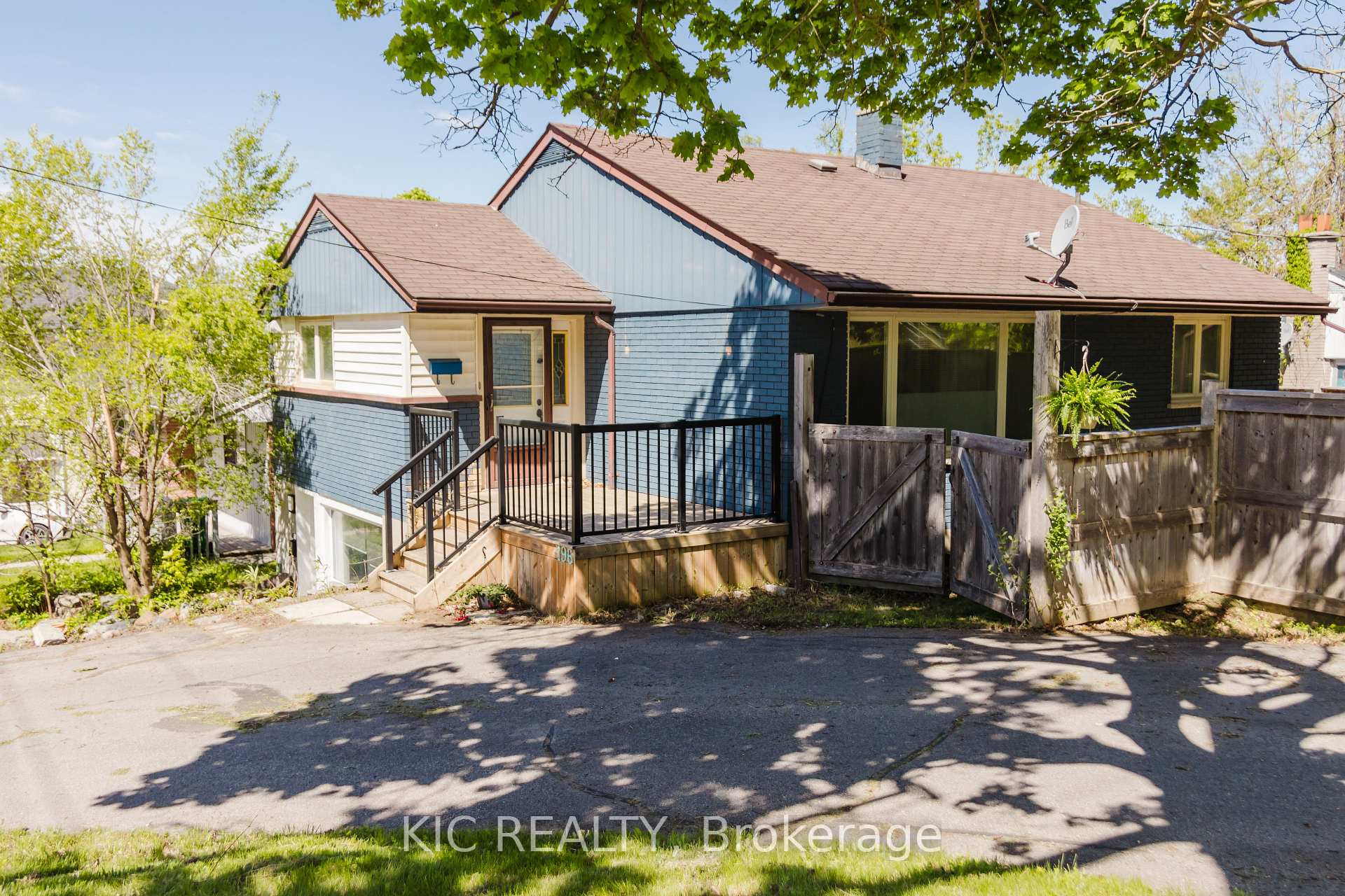 Front of 196 Hunter Street E