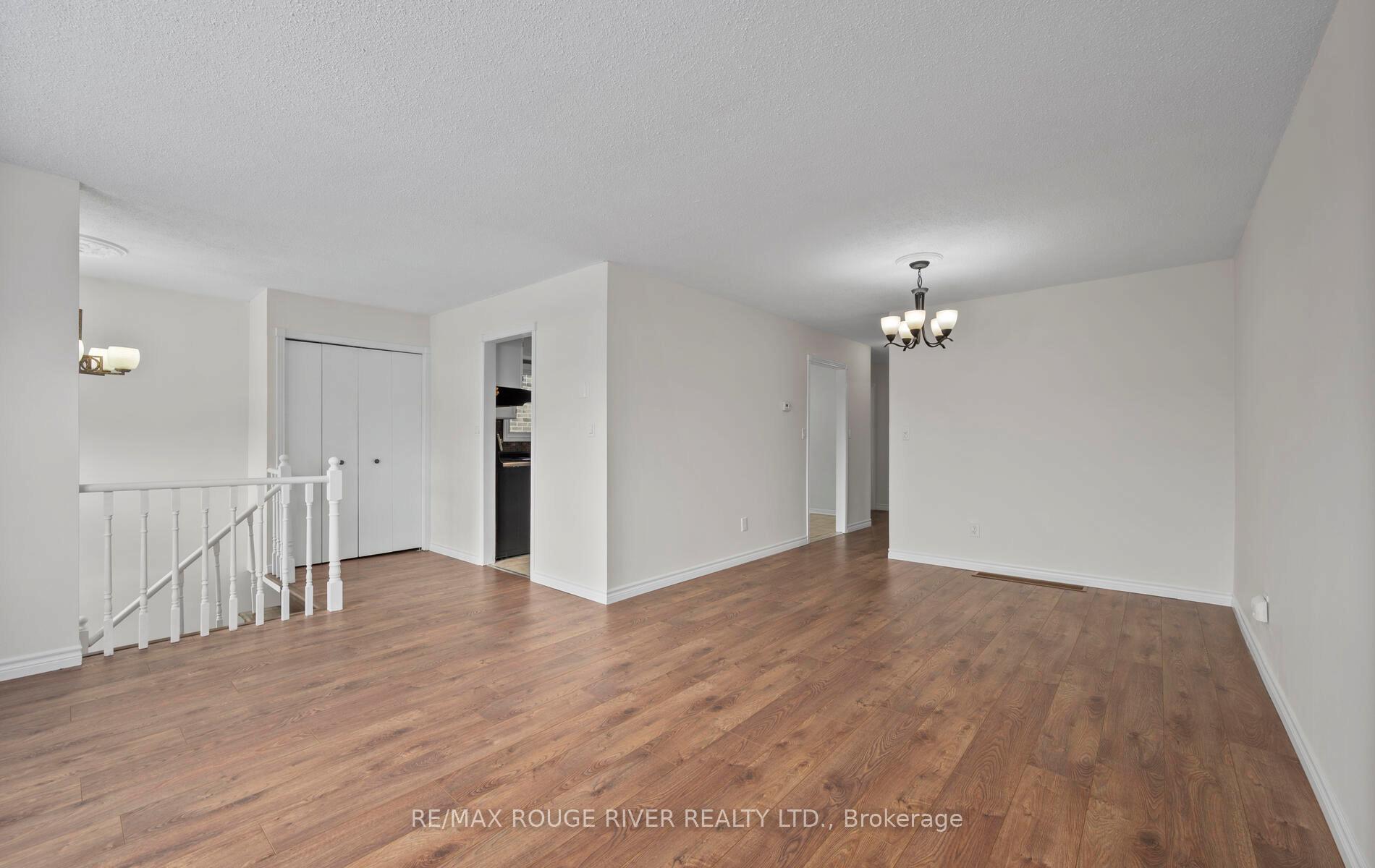 Photo 3 of 210 Overbank Drive, Oshawa, McLaughlin — HOMEH