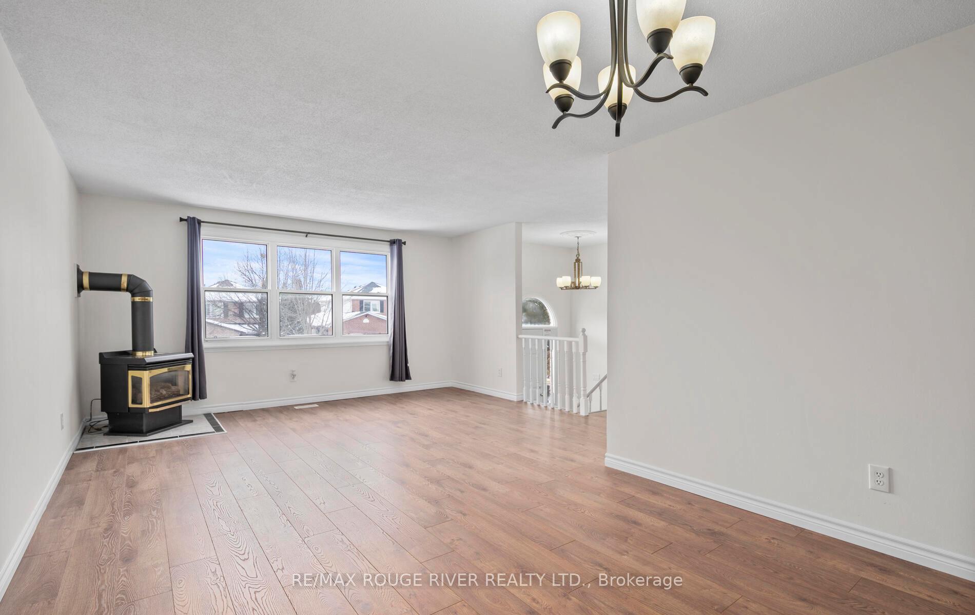 Photo 4 of 210 Overbank Drive, Oshawa, McLaughlin — HOMEH