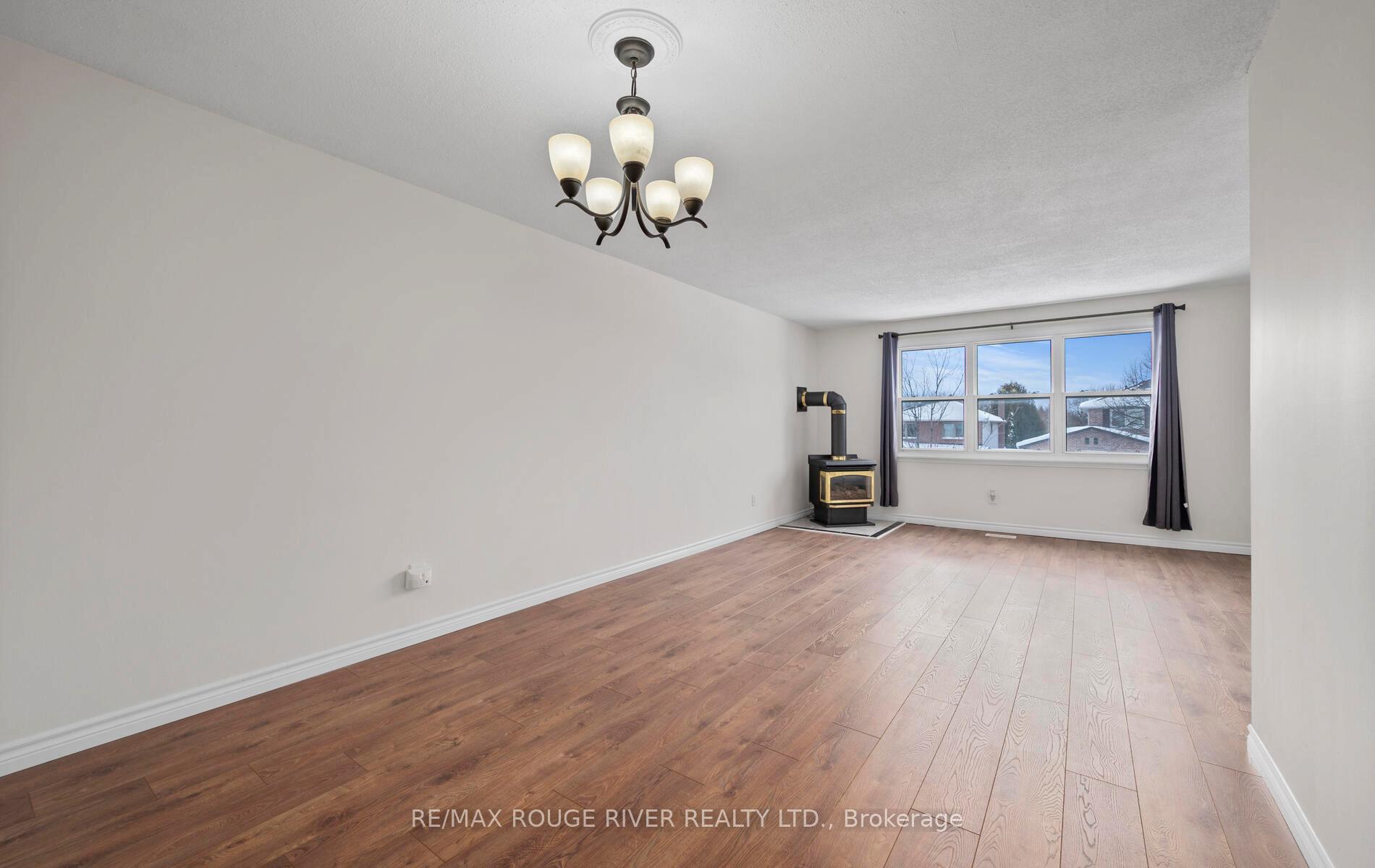 Photo 5 of 210 Overbank Drive, Oshawa, McLaughlin — HOMEH