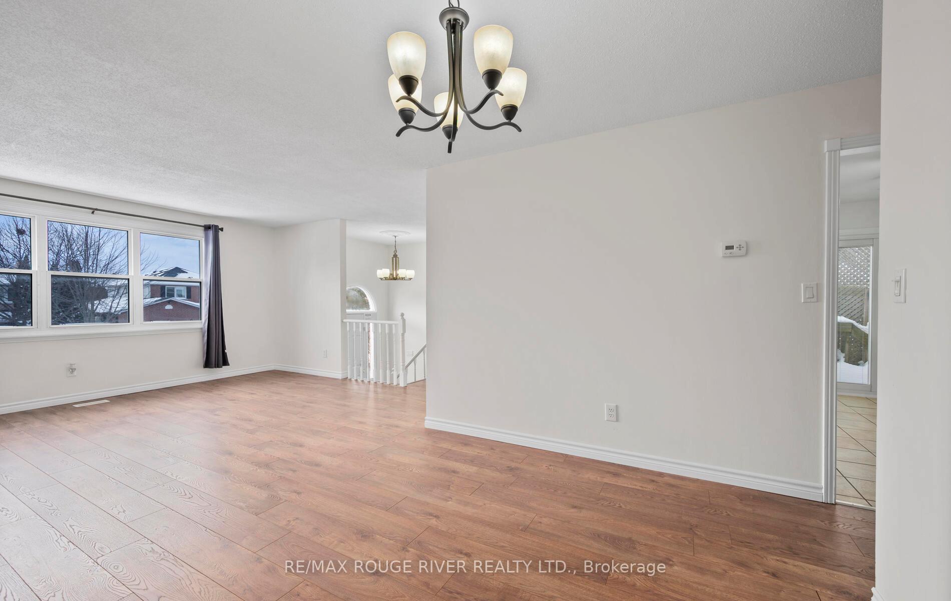 Photo 6 of 210 Overbank Drive, Oshawa, McLaughlin — HOMEH