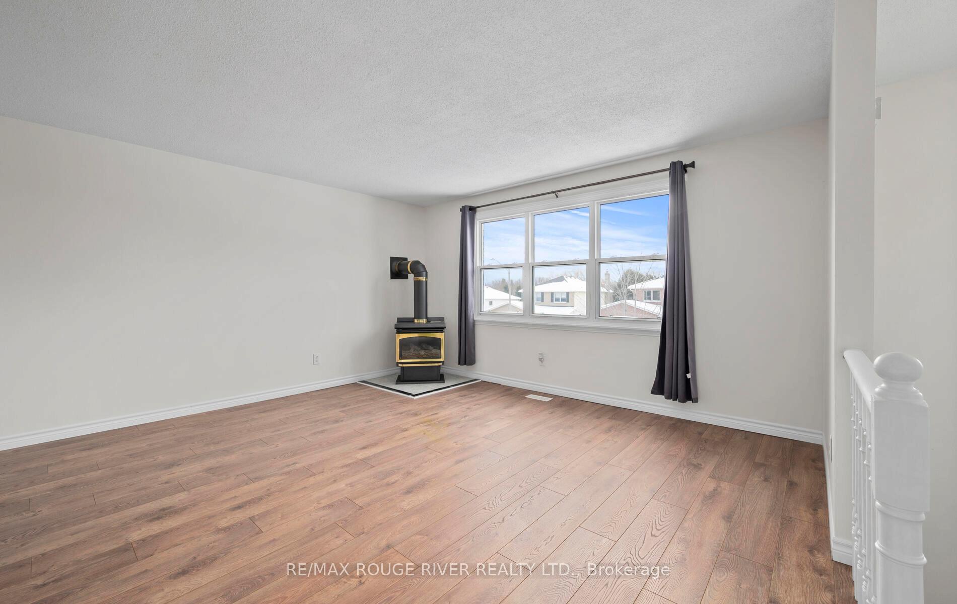 Photo 7 of 210 Overbank Drive, Oshawa, McLaughlin — HOMEH