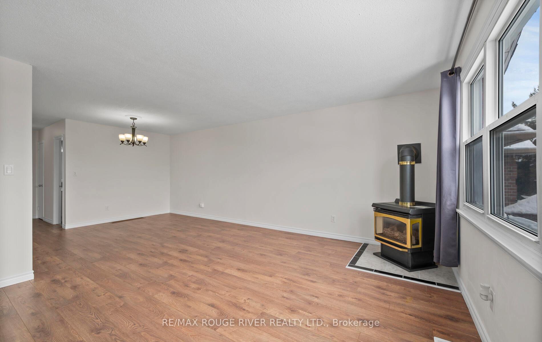 Photo 8 of 210 Overbank Drive, Oshawa, McLaughlin — HOMEH