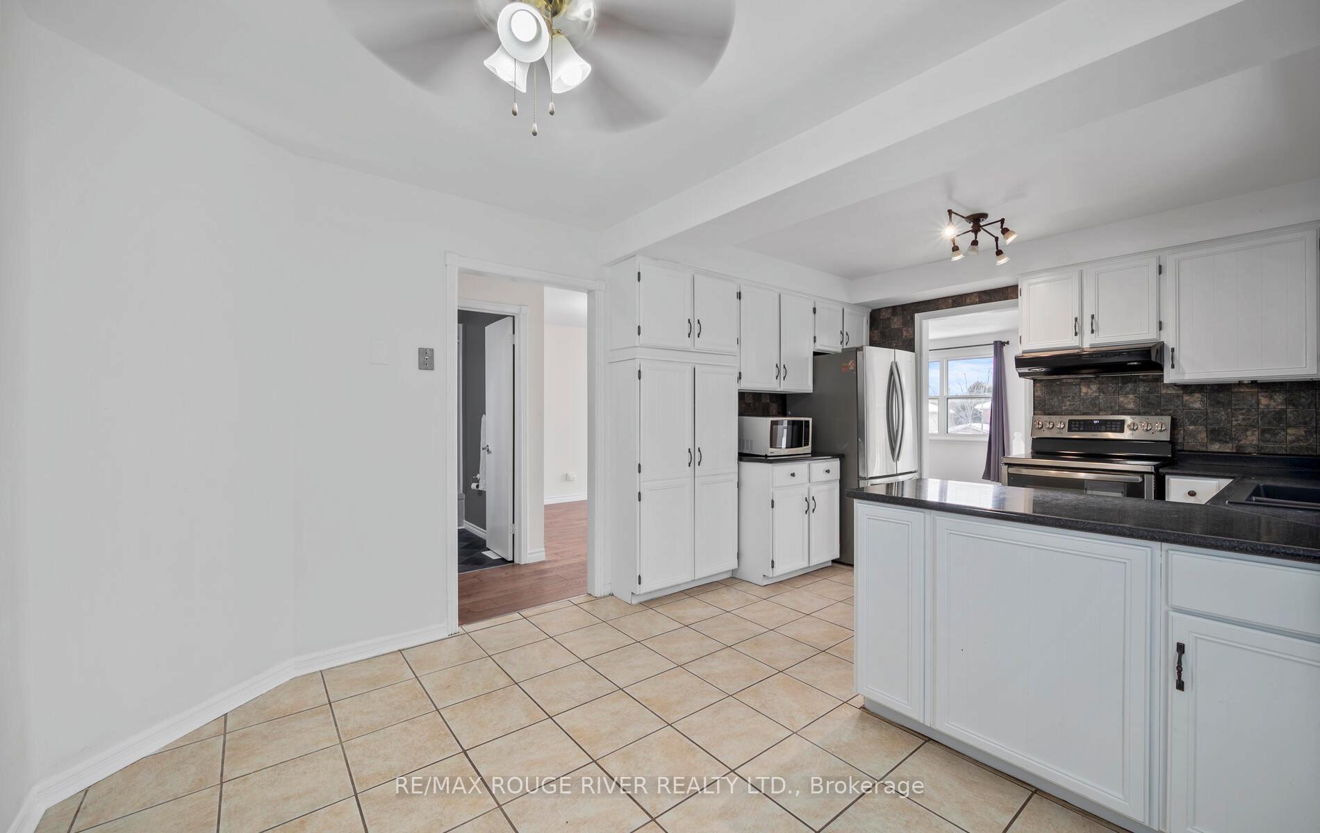 Photo 9 of 210 Overbank Drive, Oshawa, McLaughlin — HOMEH