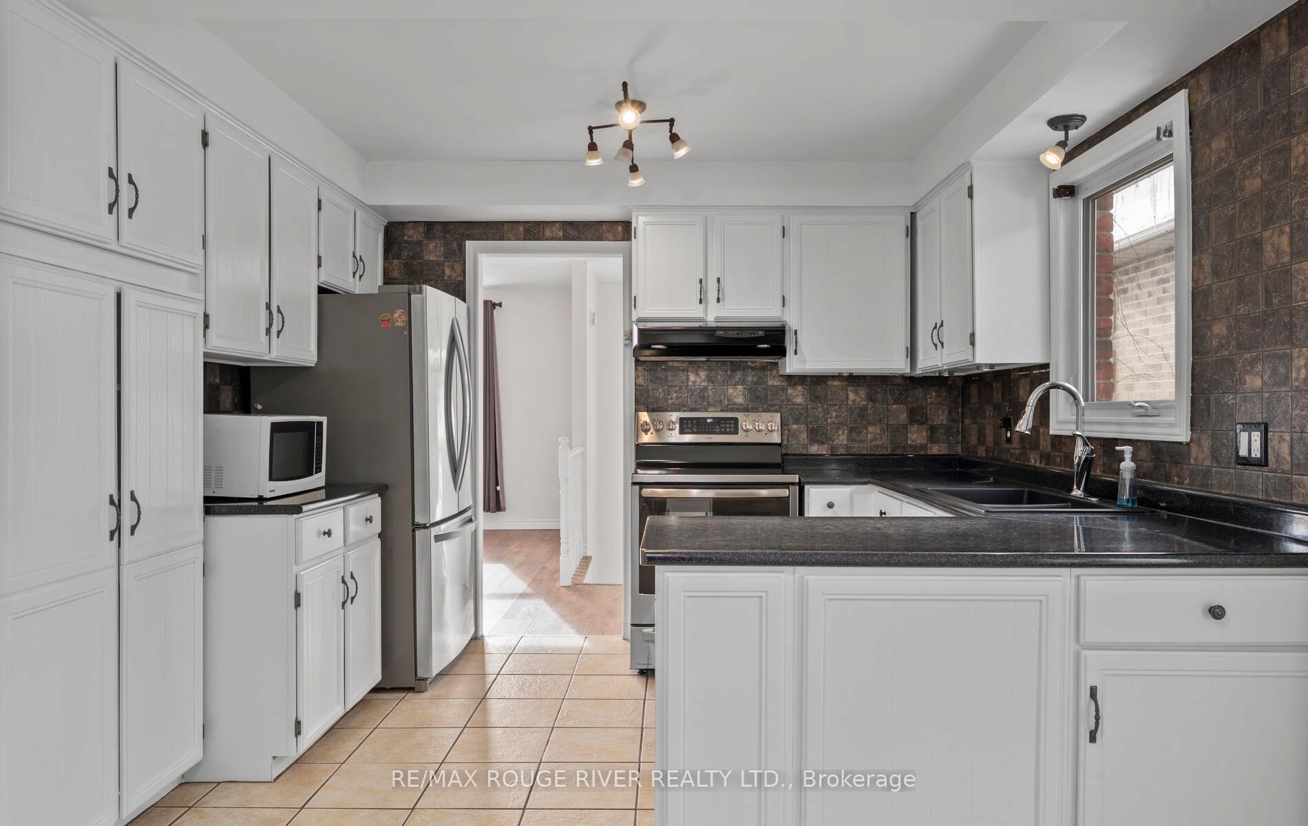 Photo 10 of 210 Overbank Drive, Oshawa, McLaughlin — HOMEH