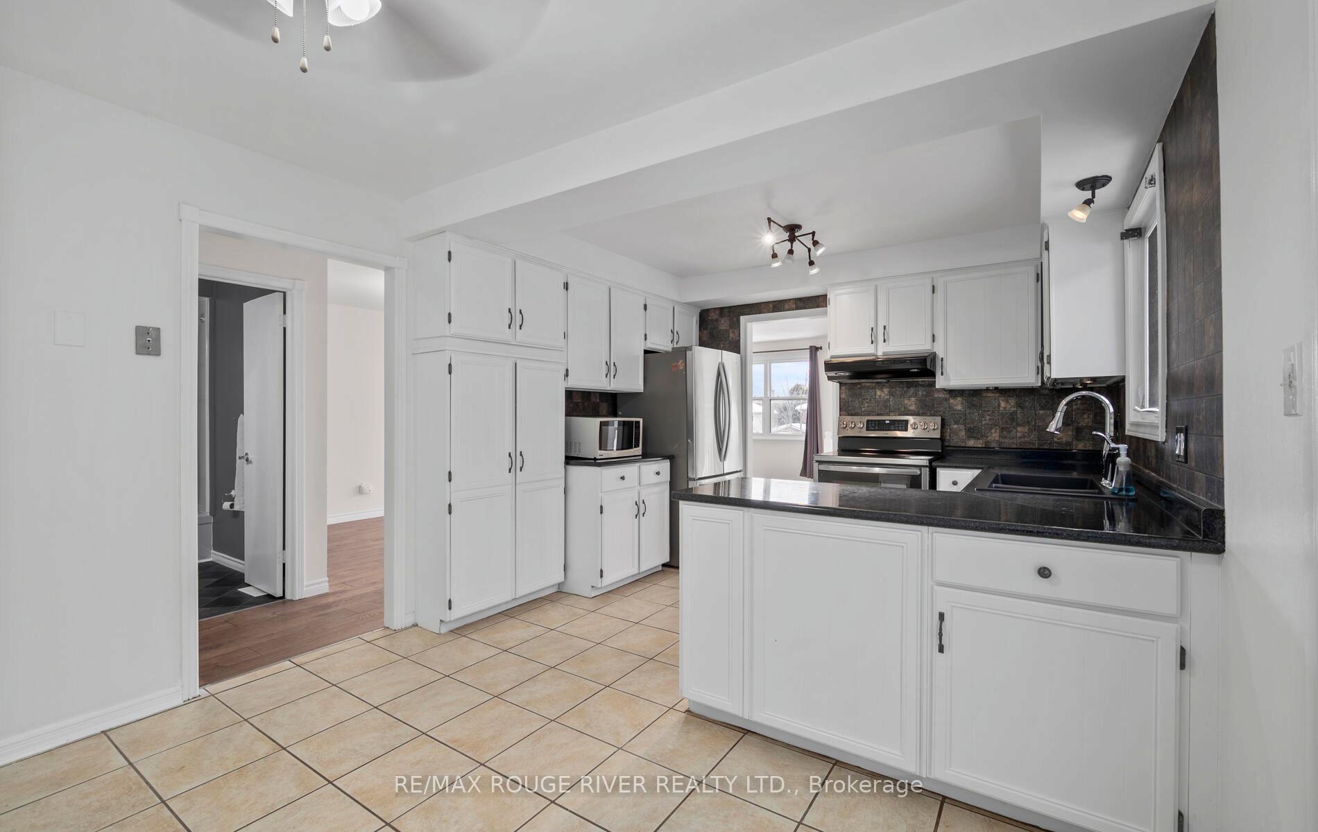 Photo 11 of 210 Overbank Drive, Oshawa, McLaughlin — HOMEH