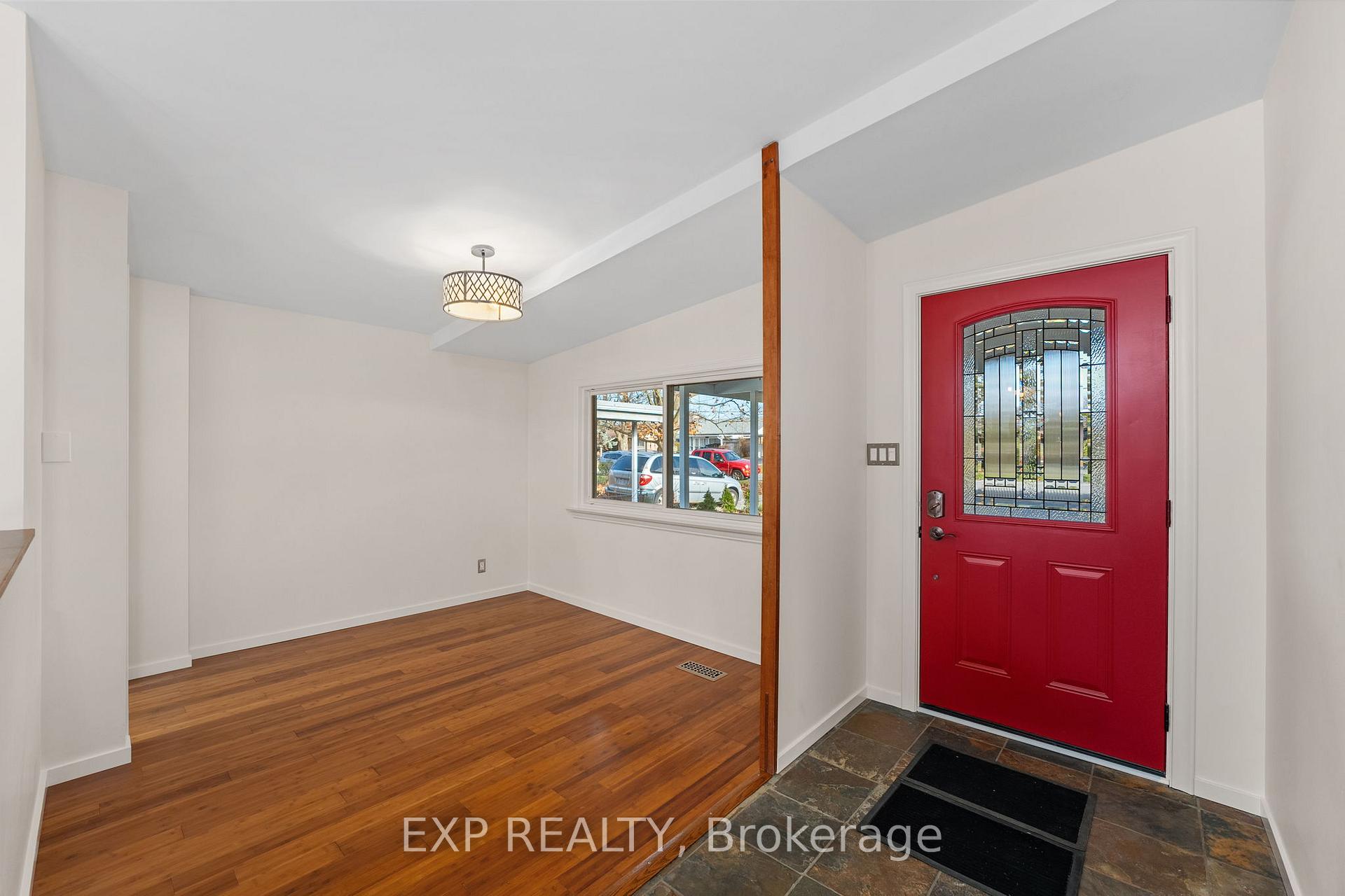 Photo 4 of 126 Hillcrest Drive, Whitby, Downtown Whitby — HOMEH