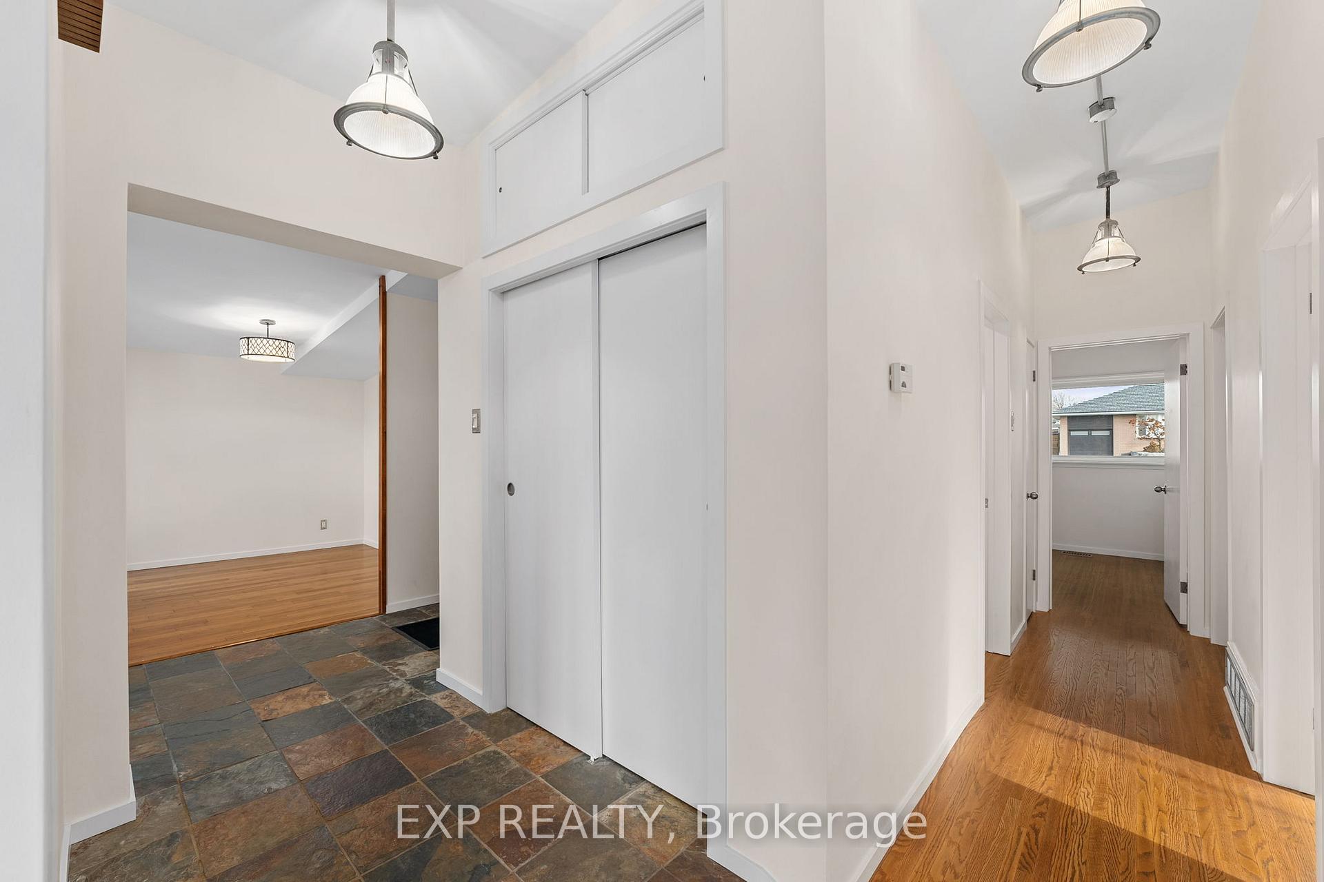Photo 5 of 126 Hillcrest Drive, Whitby, Downtown Whitby — HOMEH