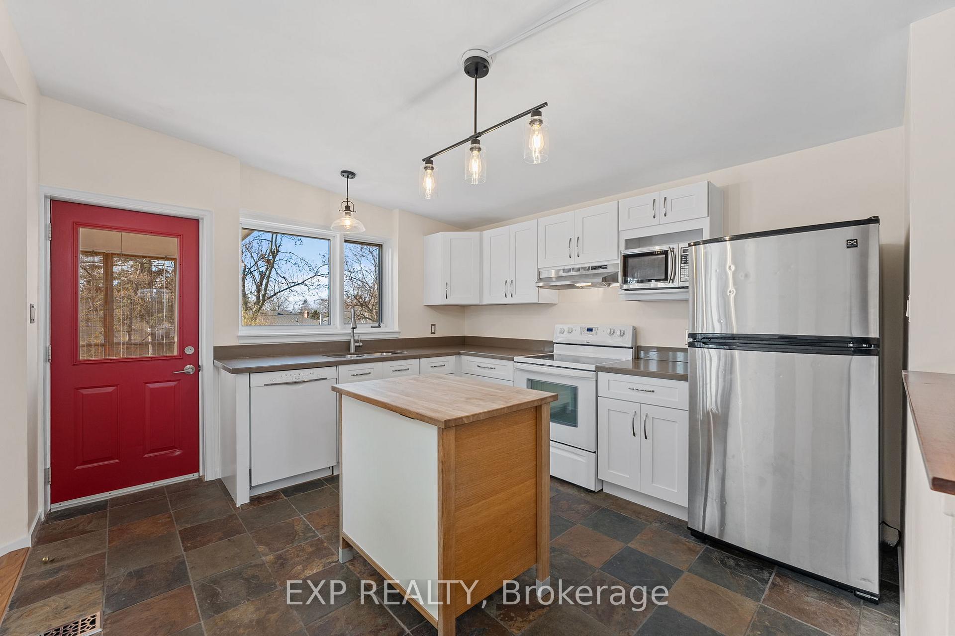 Photo 10 of 126 Hillcrest Drive, Whitby, Downtown Whitby — HOMEH