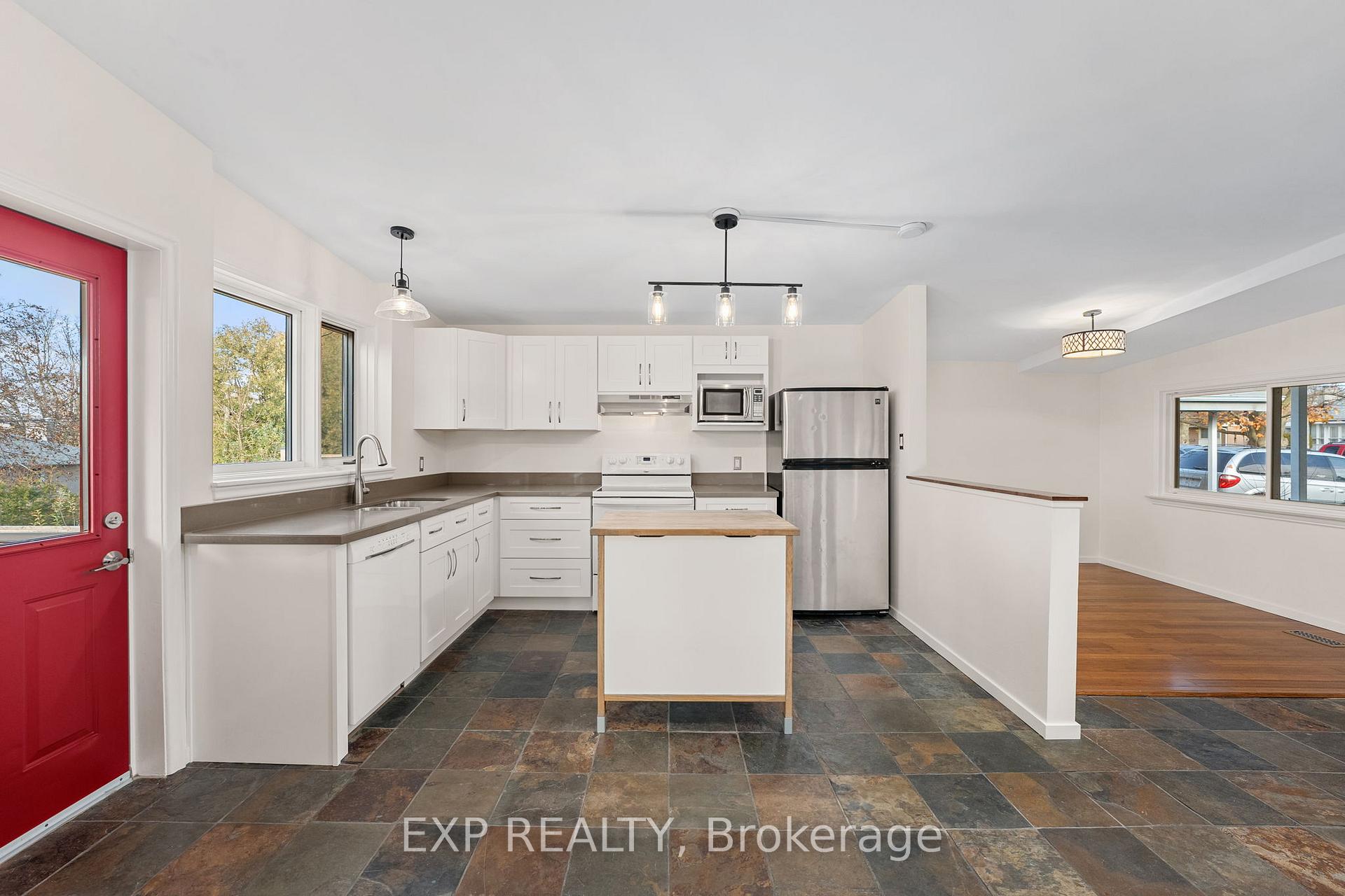 Photo 11 of 126 Hillcrest Drive, Whitby, Downtown Whitby — HOMEH