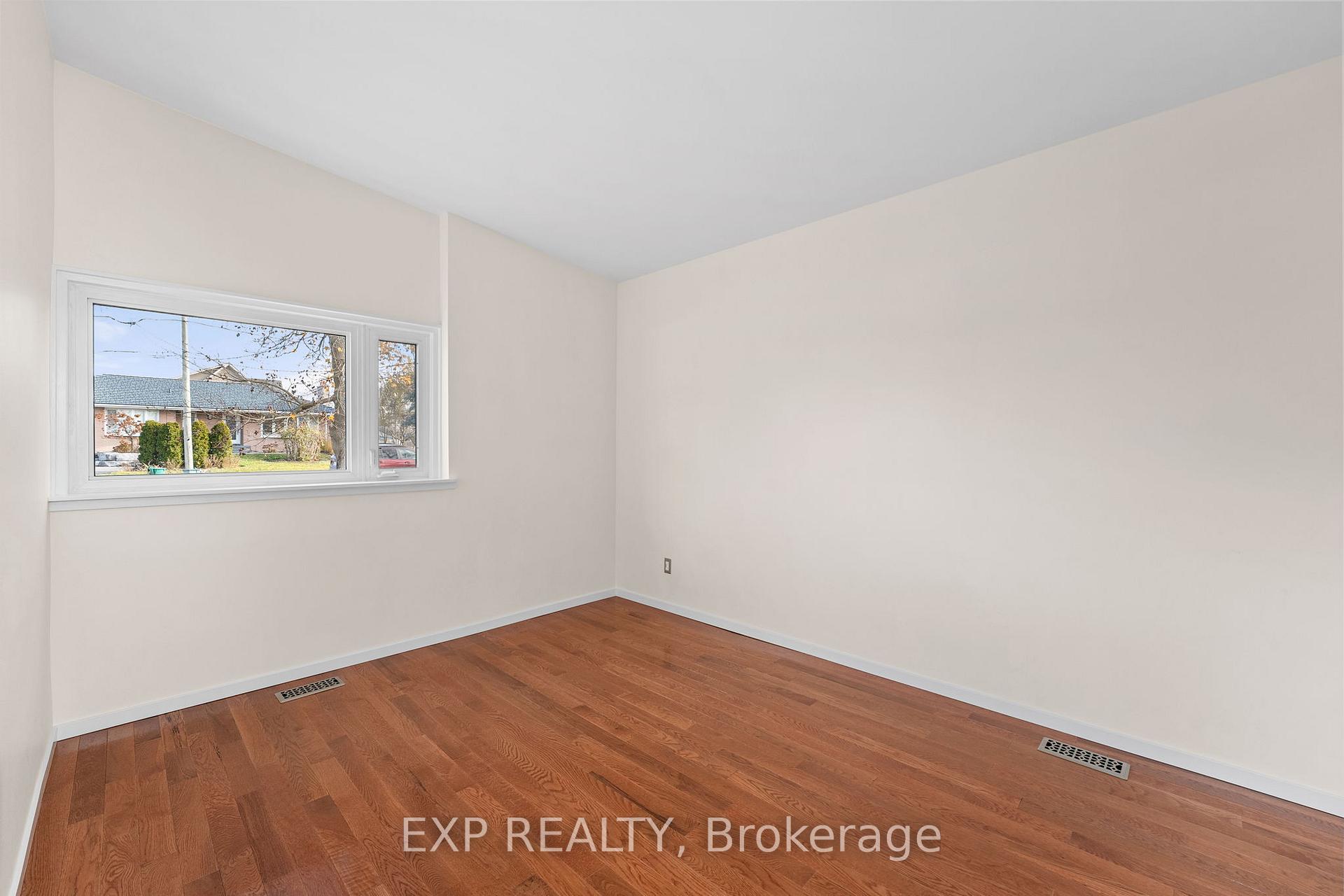 Photo 19 of 126 Hillcrest Drive, Whitby, Downtown Whitby — HOMEH
