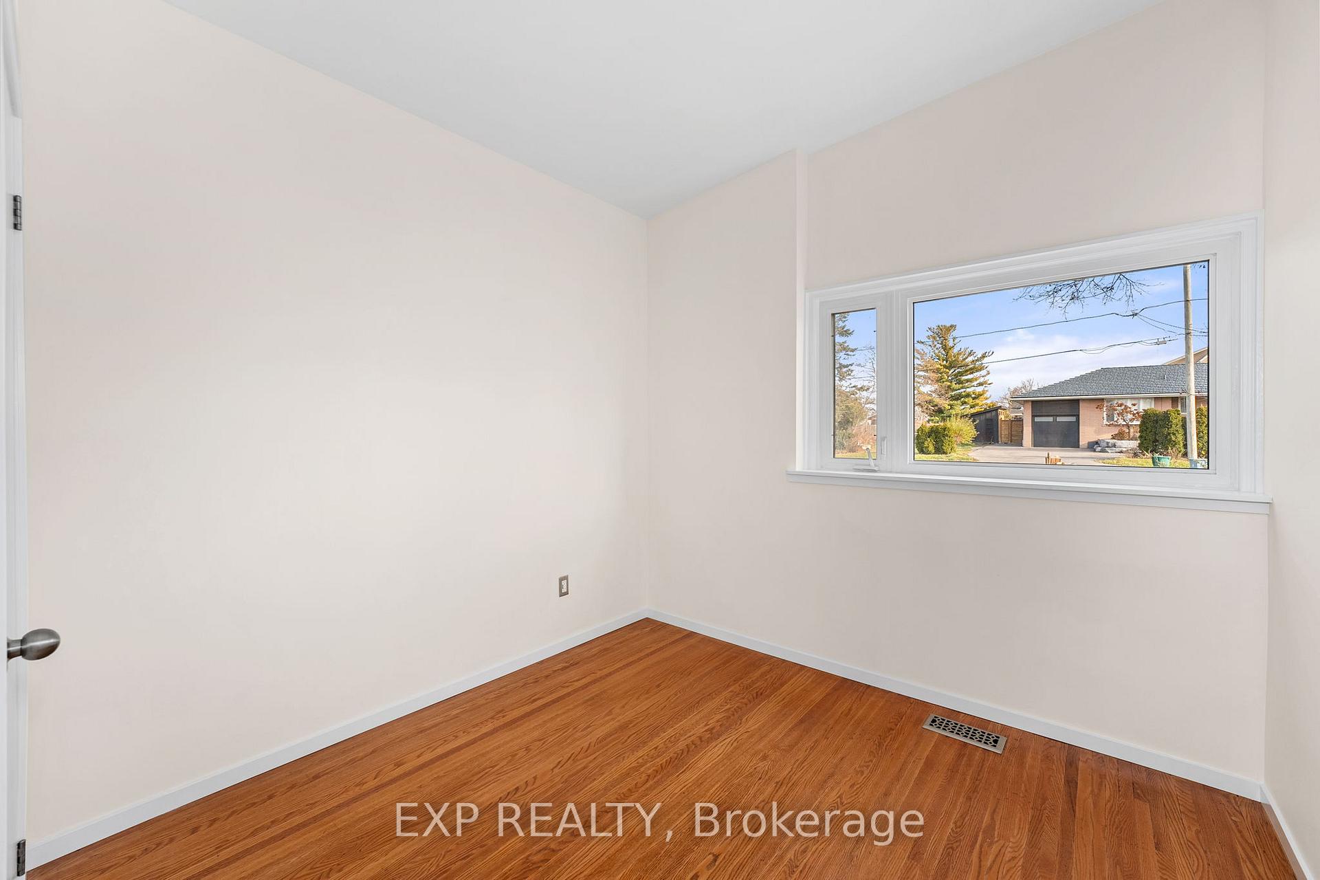 Photo 21 of 126 Hillcrest Drive, Whitby, Downtown Whitby — HOMEH