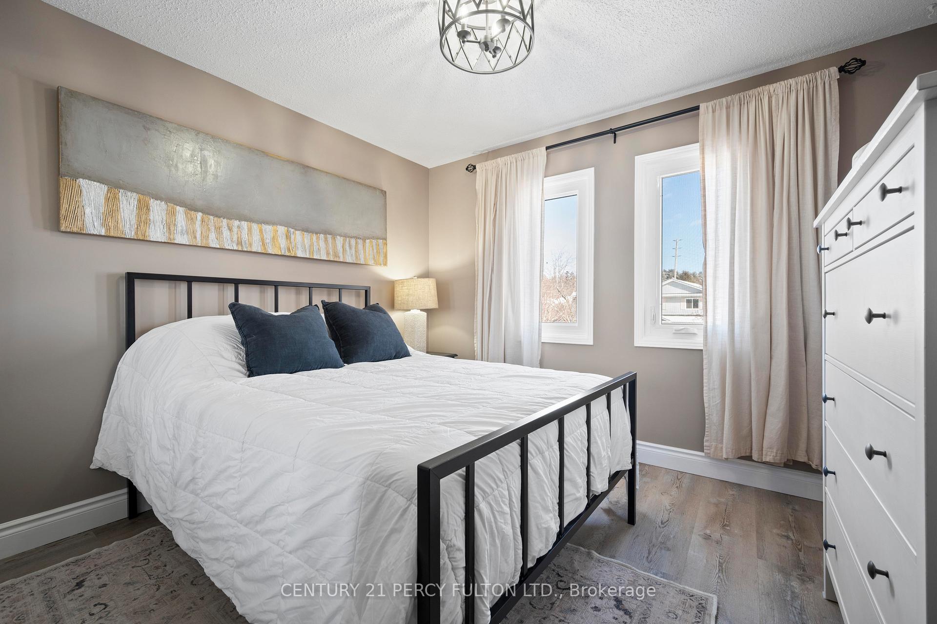 Photo 10 of 948 Attersley Drive, Oshawa, Pinecrest — HOMEH