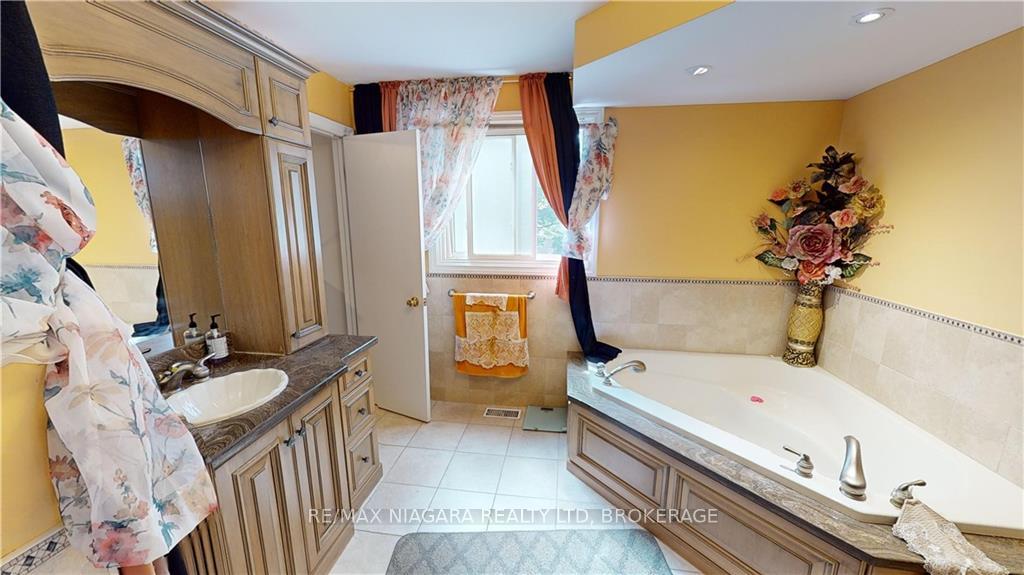 Photo 16 of 31 Wiltshire Boulevard, Welland, N. Welland — HOMEH