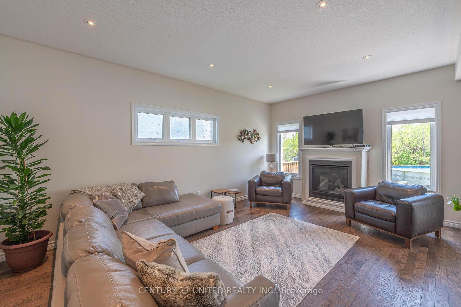 Photo 3 of 451 Raymond Street, Peterborough, Northcrest Ward 5 — HOMEH