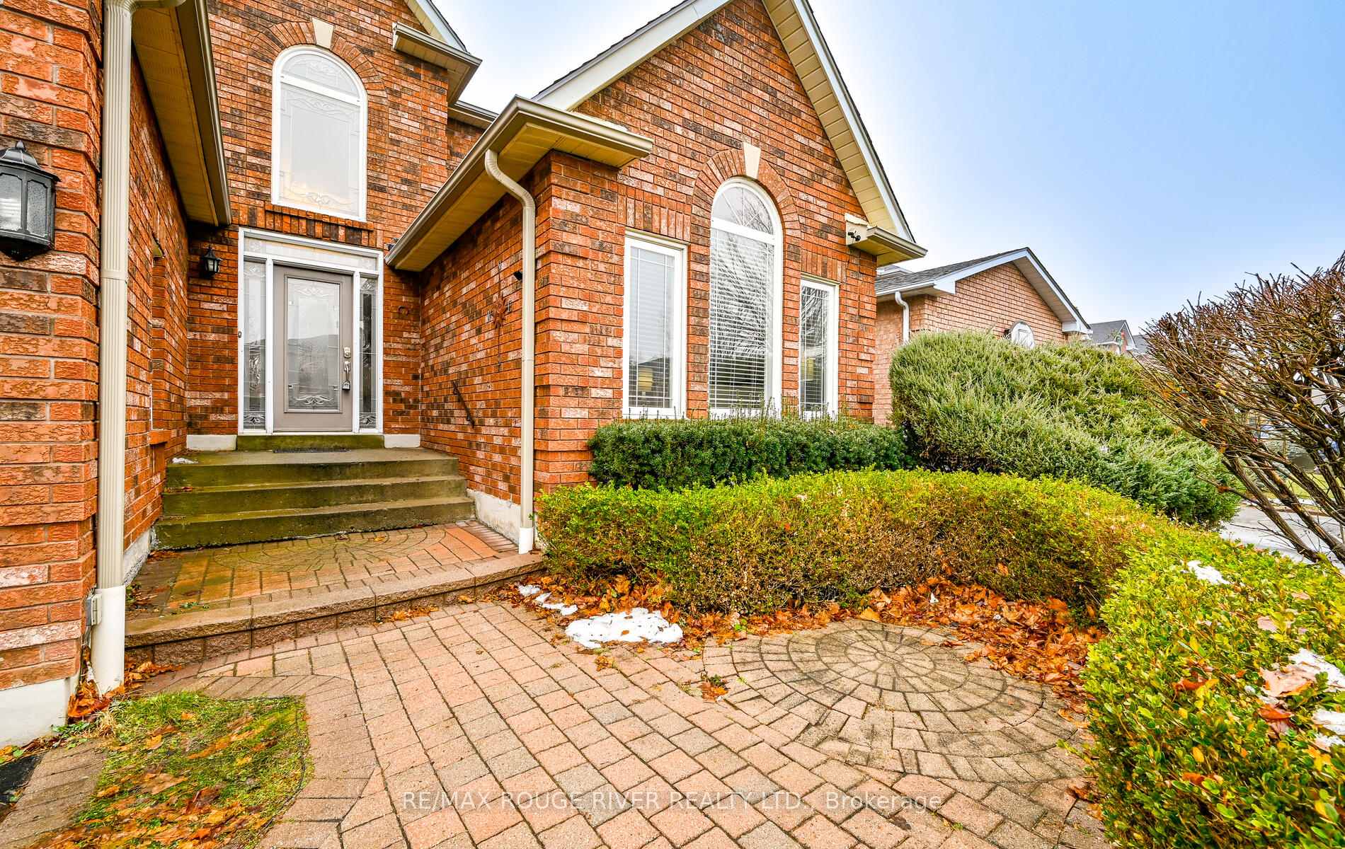 Photo 4 of 30 Ravenview Drive, Whitby, Rolling Acres — HOMEH