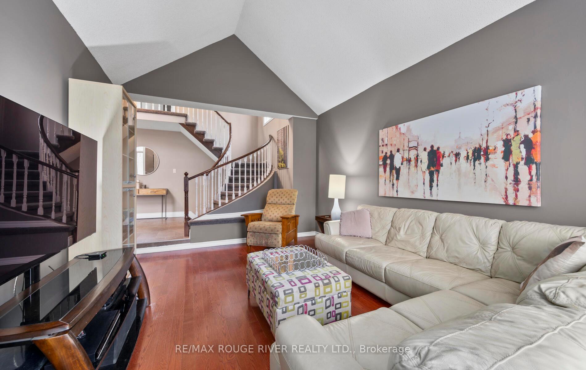 Photo 8 of 30 Ravenview Drive, Whitby, Rolling Acres — HOMEH