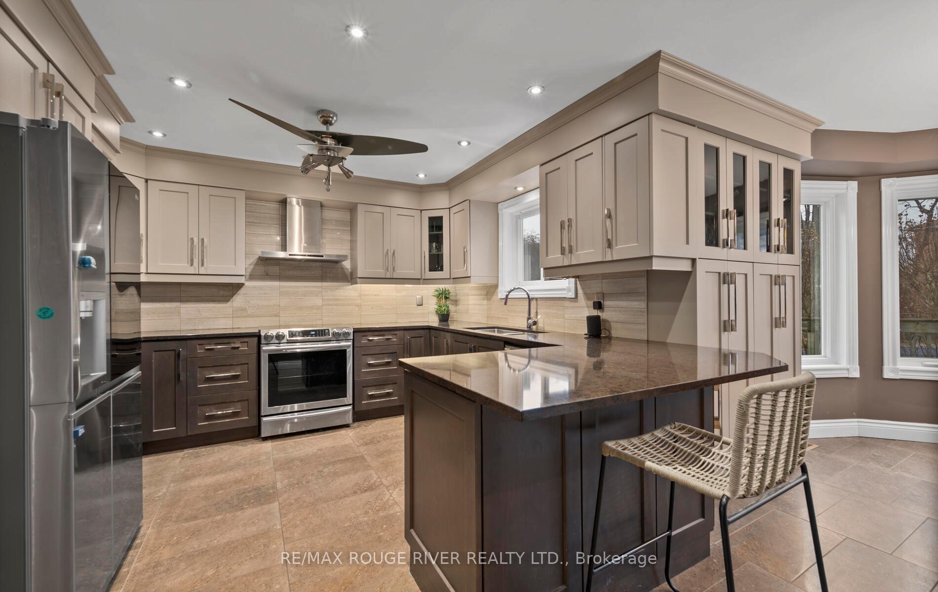 Photo 12 of 30 Ravenview Drive, Whitby, Rolling Acres — HOMEH