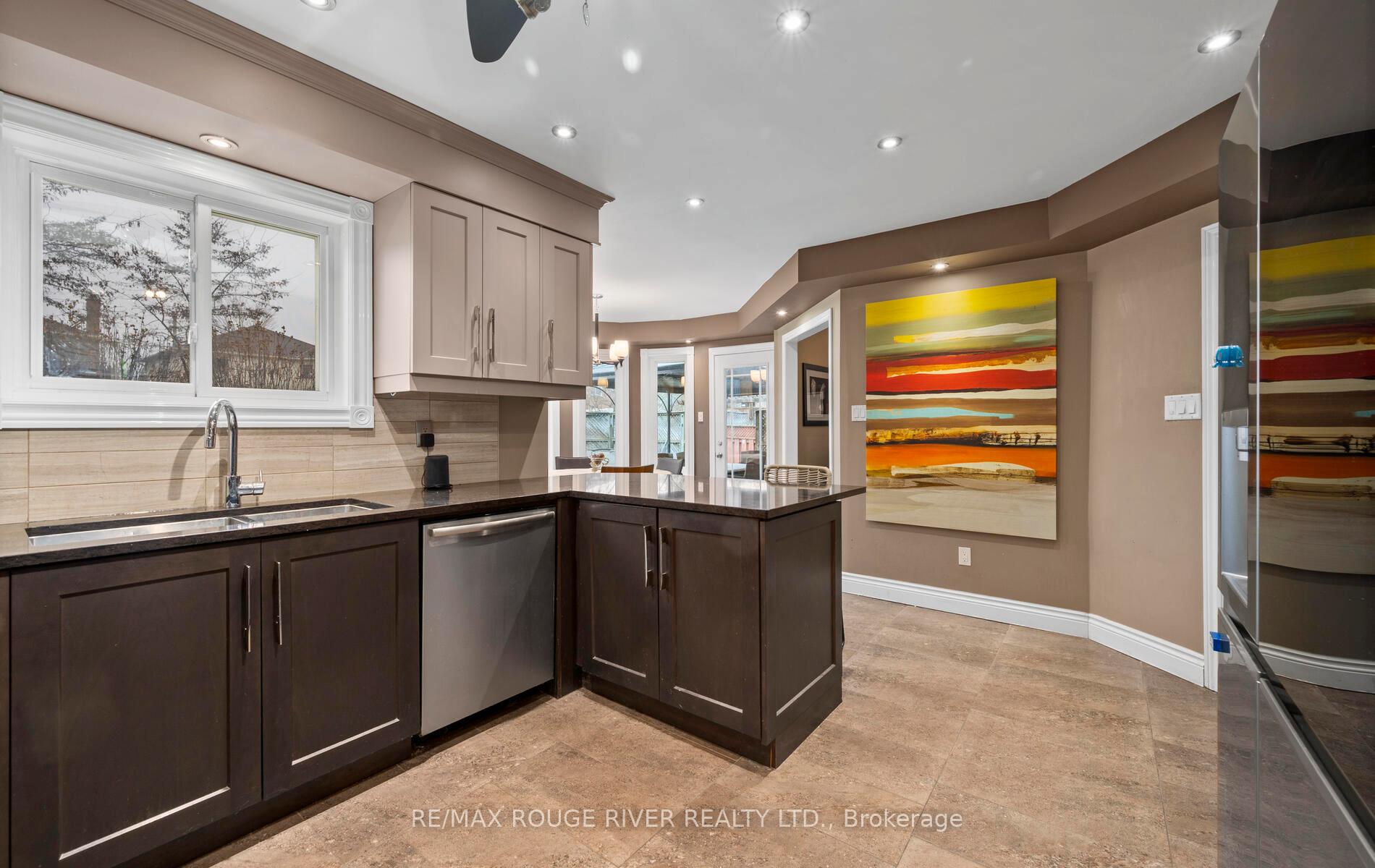 Photo 13 of 30 Ravenview Drive, Whitby, Rolling Acres — HOMEH