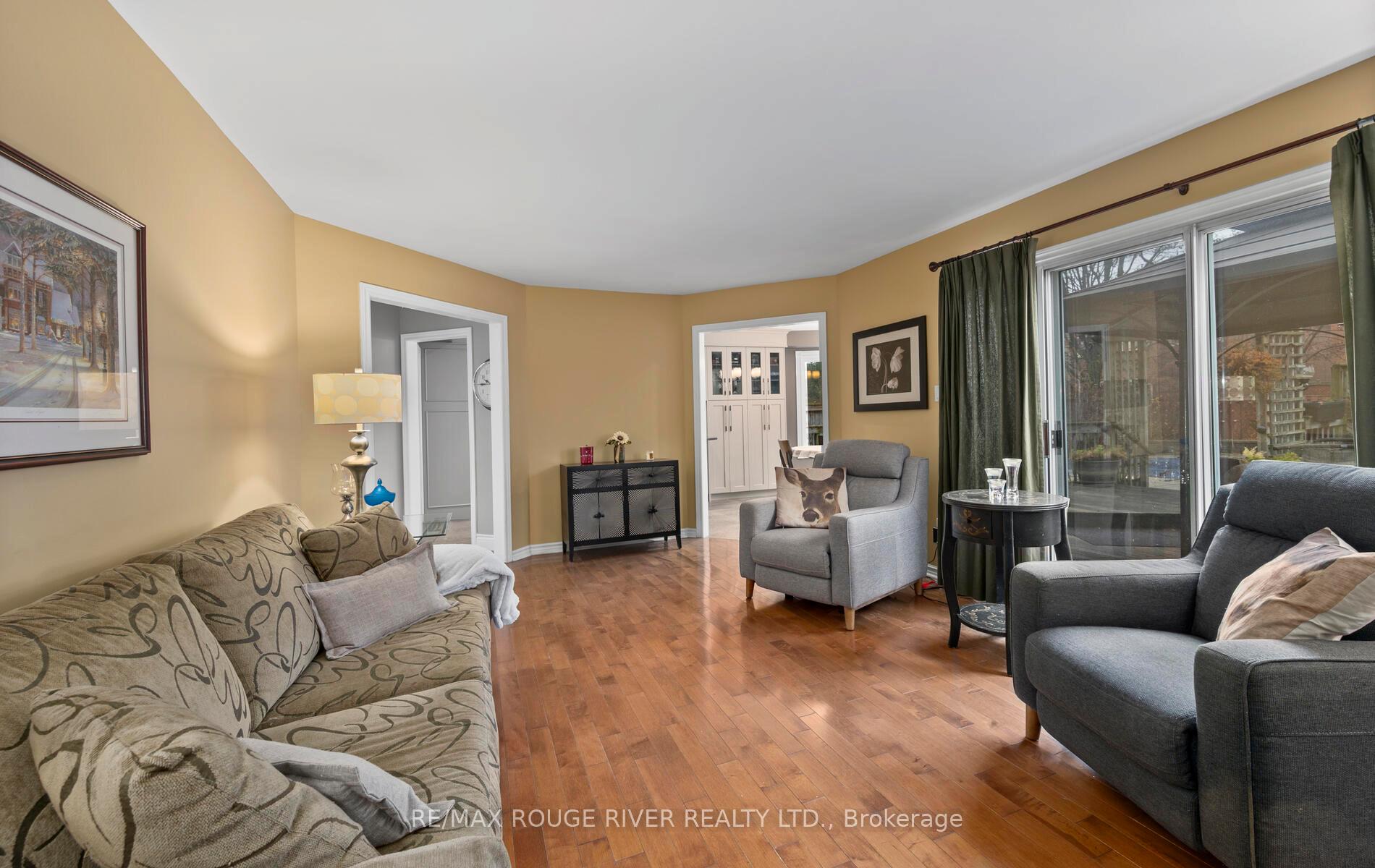 Photo 17 of 30 Ravenview Drive, Whitby, Rolling Acres — HOMEH
