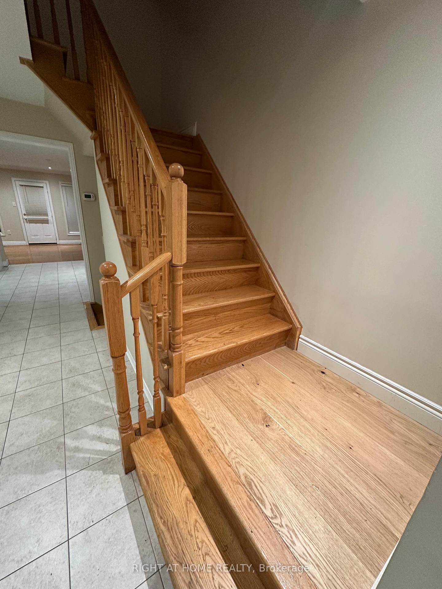 Photo 4 of 246 Zokol Drive, Aurora, Bayview Northeast — HOMEH