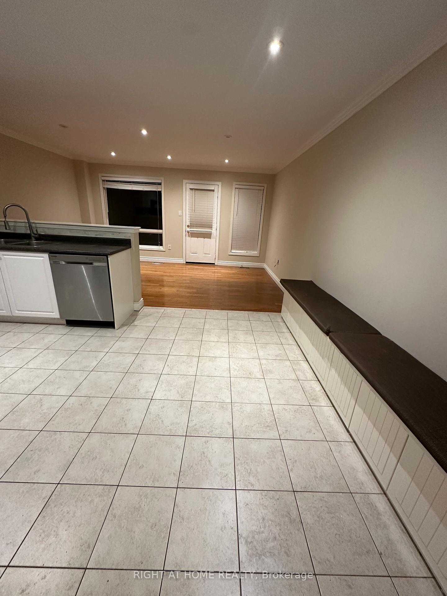Photo 18 of 246 Zokol Drive, Aurora, Bayview Northeast — HOMEH