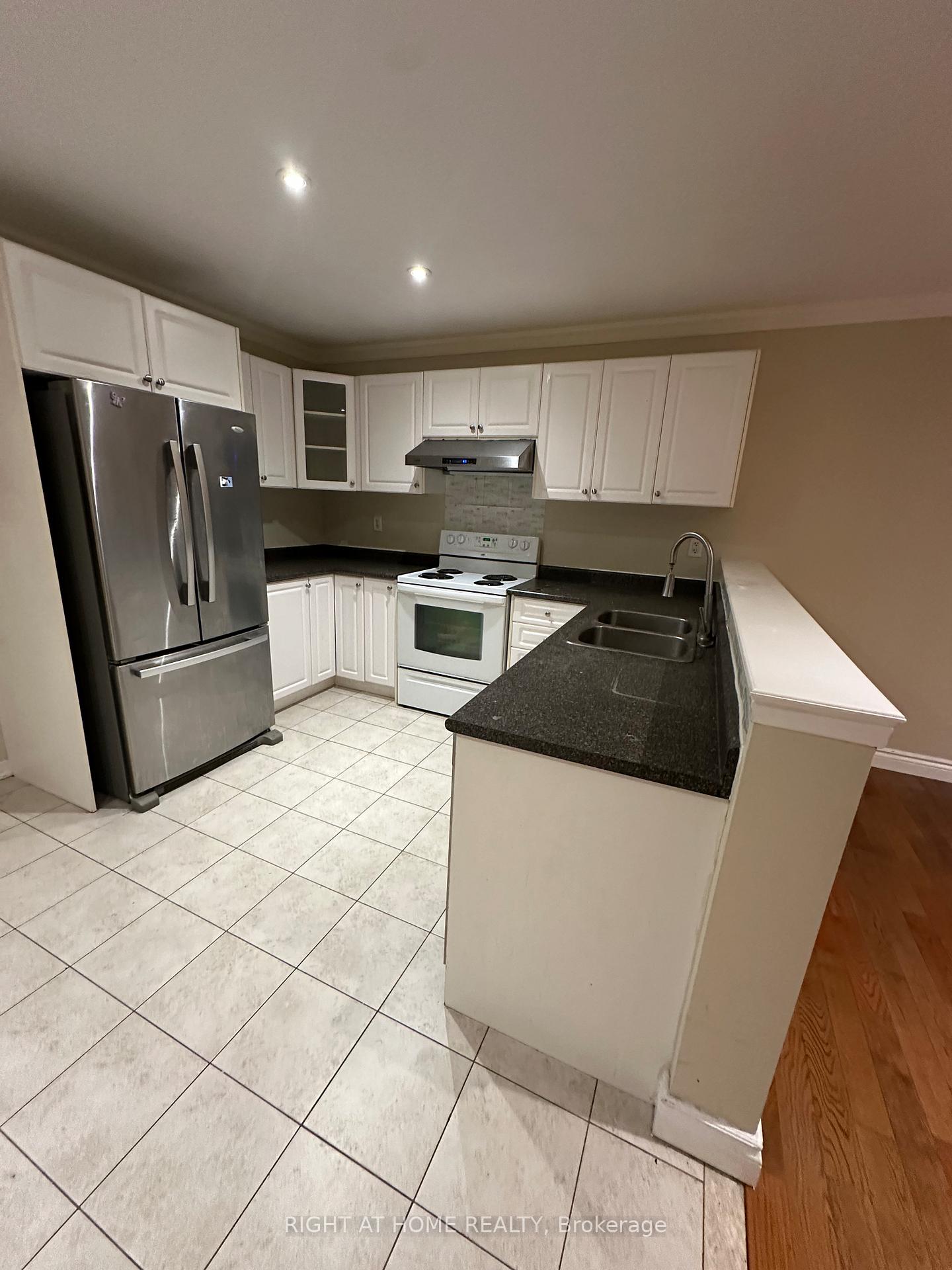 Photo 10 of 246 Zokol Drive, Aurora, Bayview Northeast — HOMEH