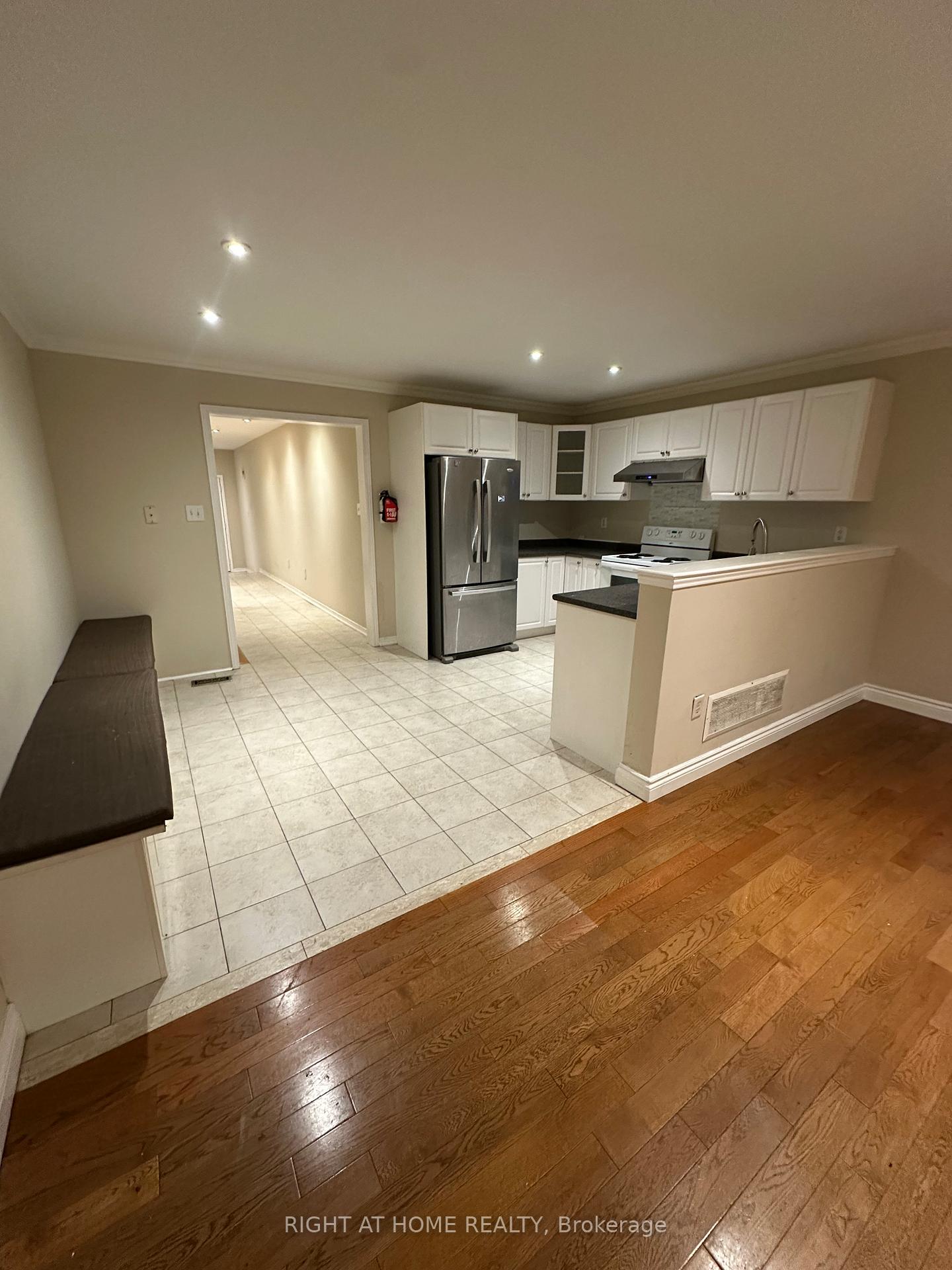 Photo 6 of 246 Zokol Drive, Aurora, Bayview Northeast — HOMEH