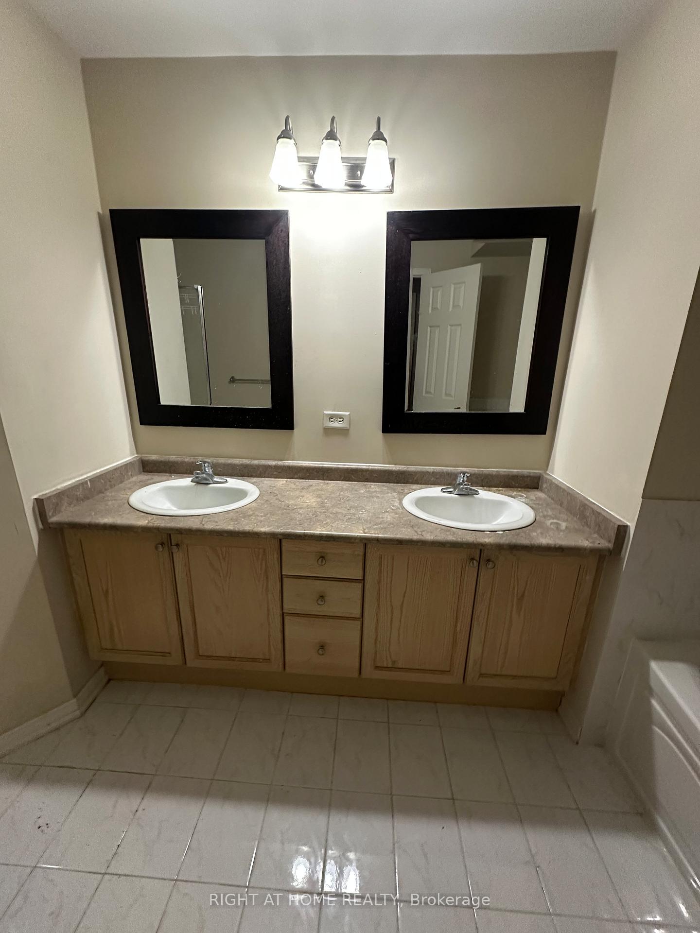 Photo 9 of 246 Zokol Drive, Aurora, Bayview Northeast — HOMEH