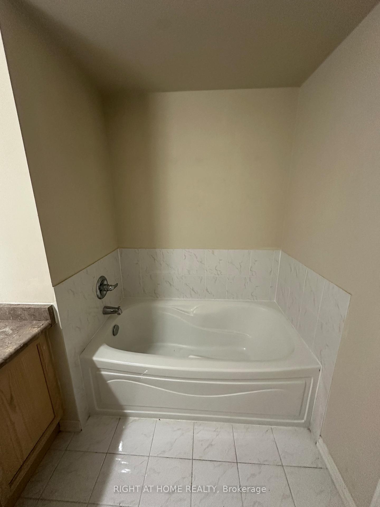 Photo 12 of 246 Zokol Drive, Aurora, Bayview Northeast — HOMEH
