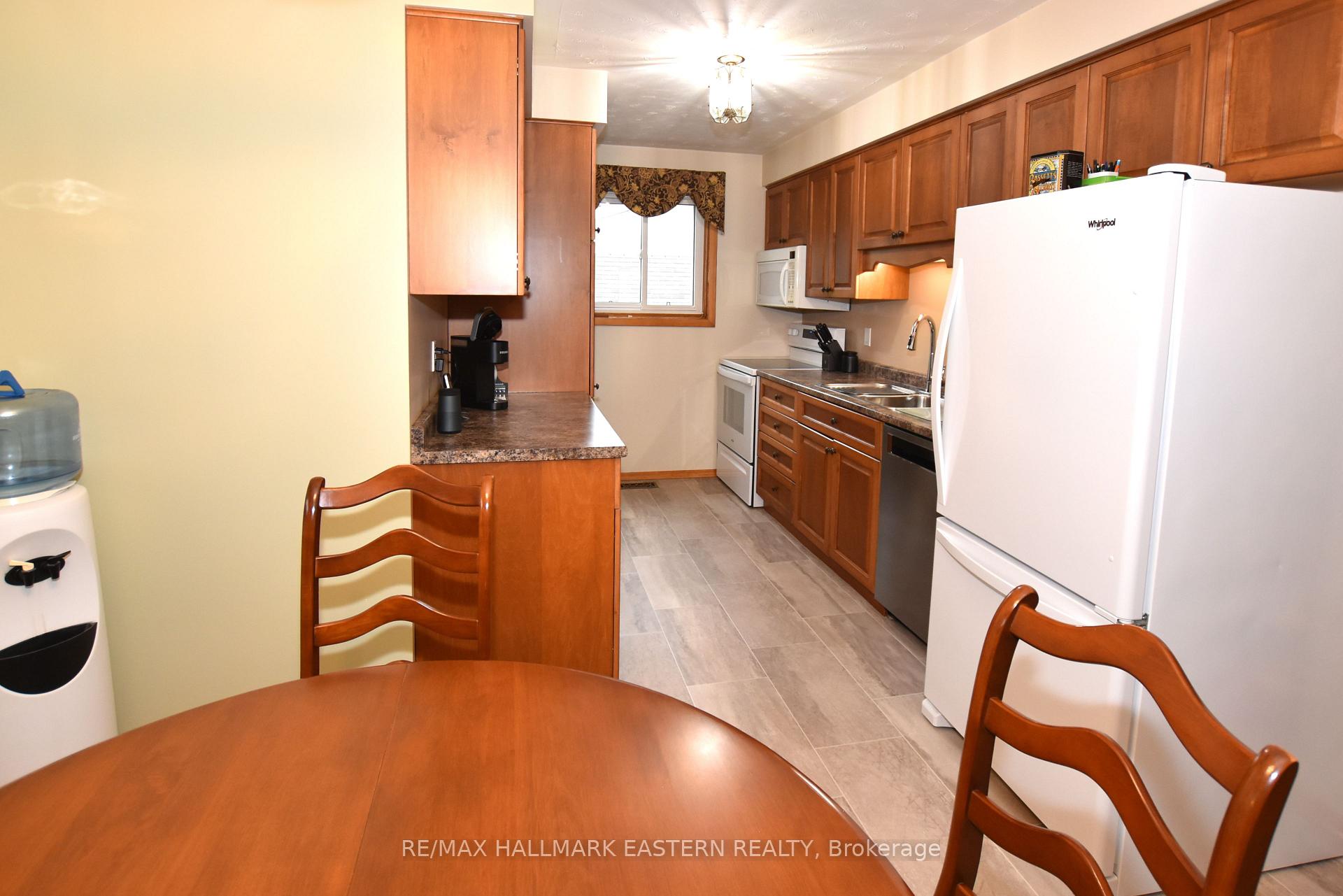 Photo 14 of 17 Trillium Lane, Peterborough, Northcrest Ward 5 — HOMEH