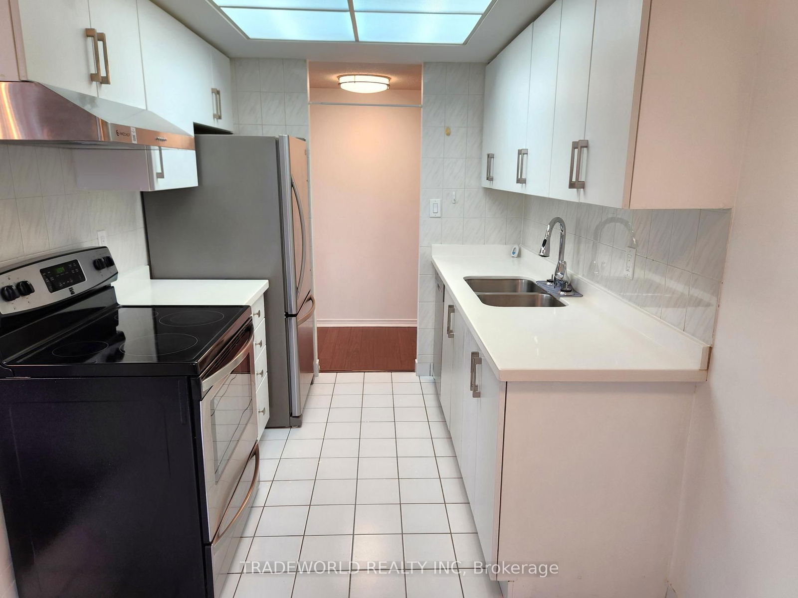 Photo 4 of Unit 807, 5765 Yonge St, North York, Newtonbrook East — HOMEH