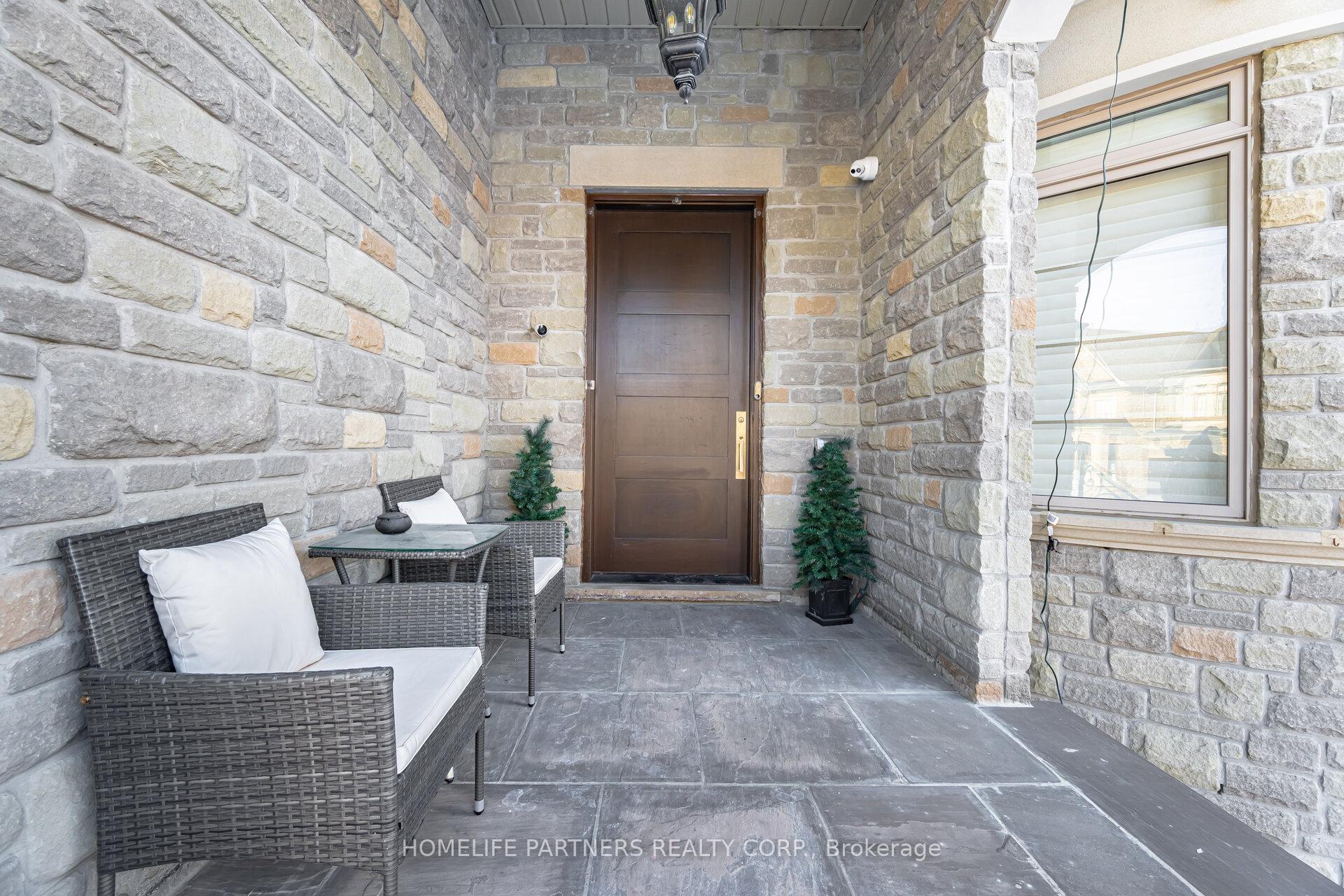 Photo 2 of 11 Glen Abbey Trail, Vaughan, Kleinburg — HOMEH