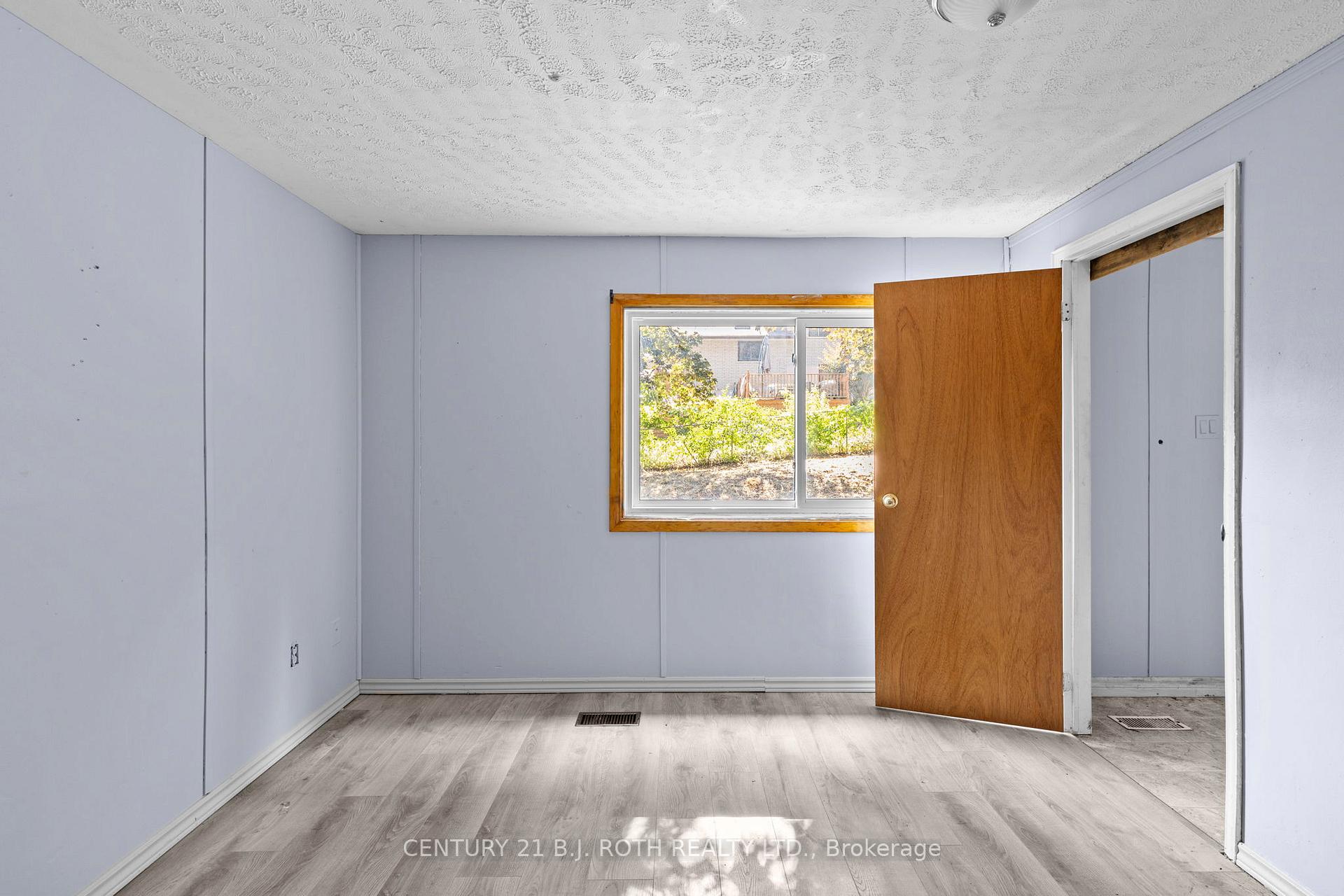 Photo 18 of 15 Cartier Court, Peterborough, Northcrest Ward 5 — HOMEH